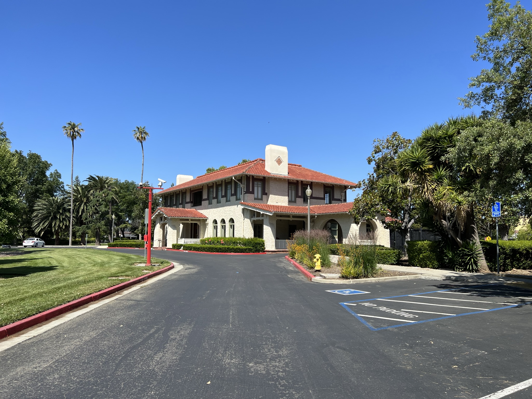 走之前再拍一张医生的 Mansion