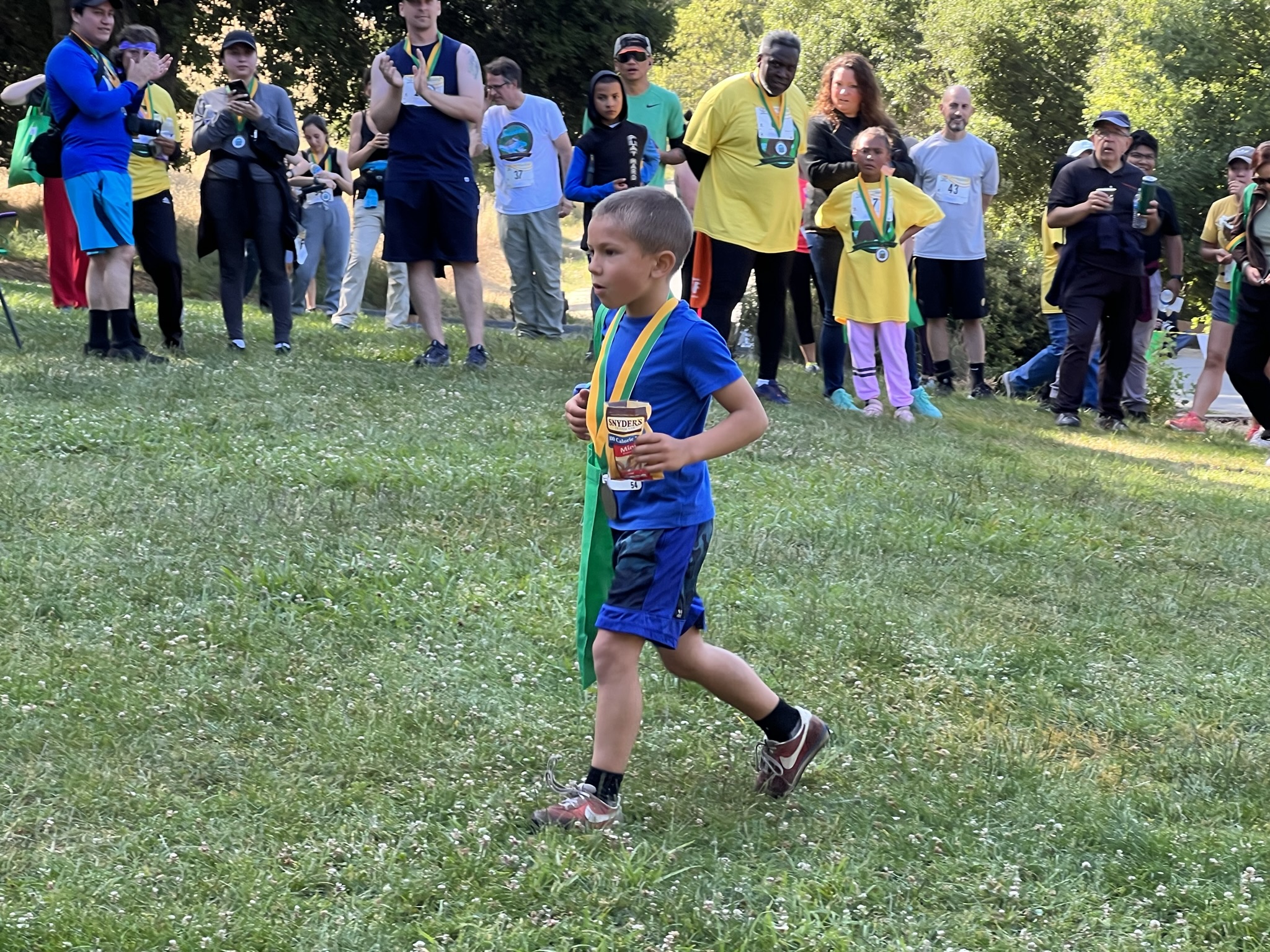 男子少儿组第一，感觉就是个十岁的小孩，我也跑不过XD