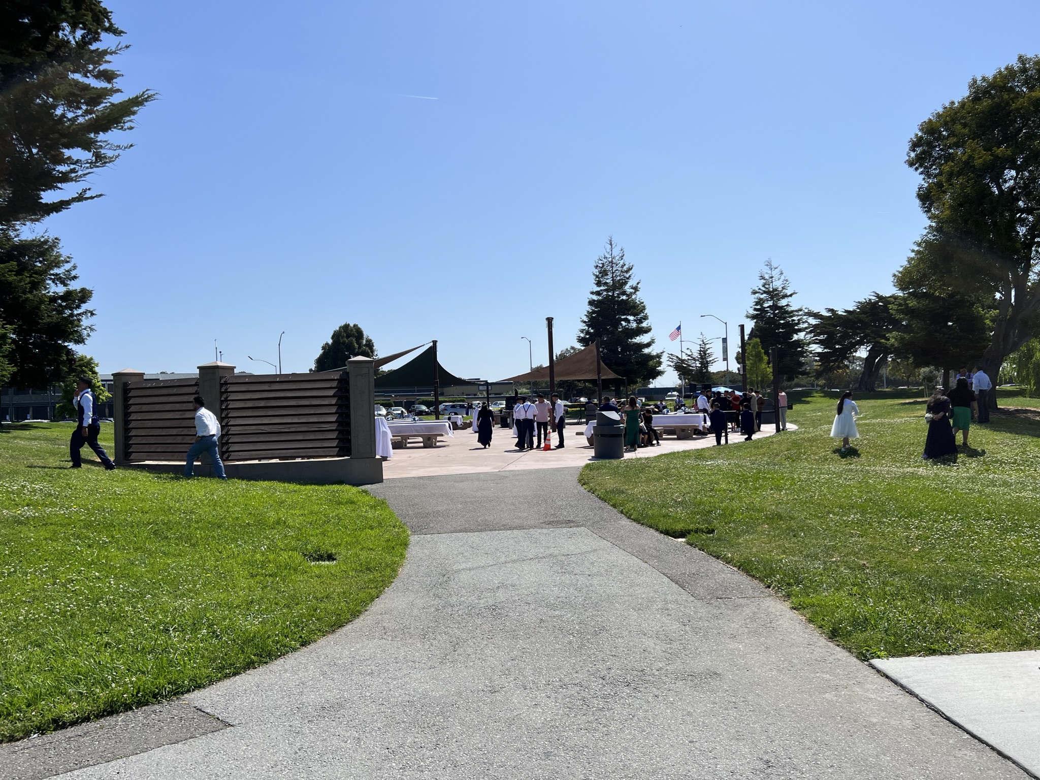 公园里有人举办婚礼