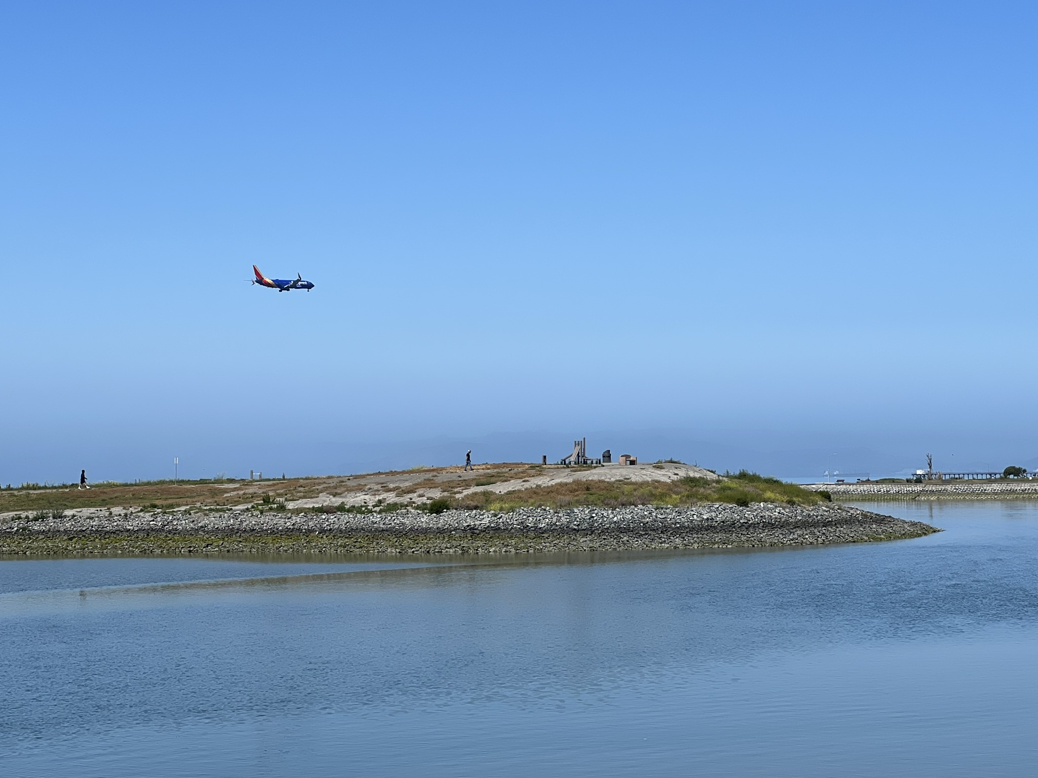 西南航空的飞机掠过