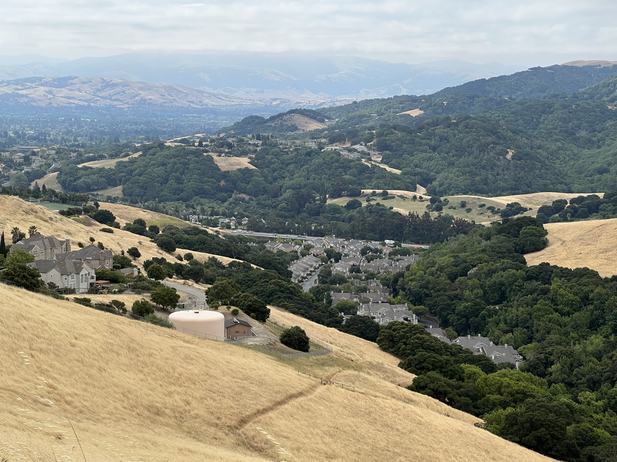 山下的小区原来是坐落在一片山脚之间