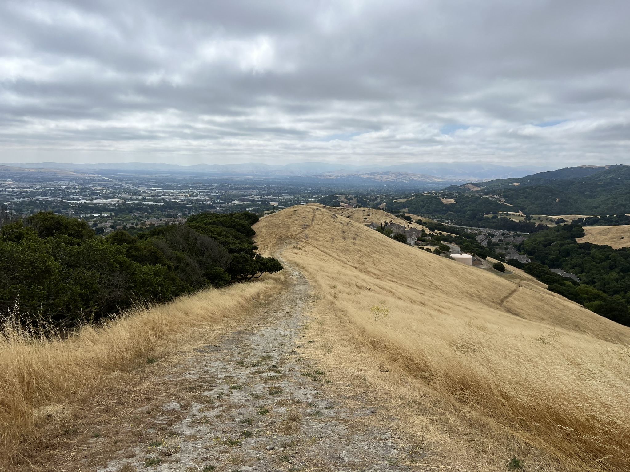 站在这里，云层很低，感觉伸手就能摸到天