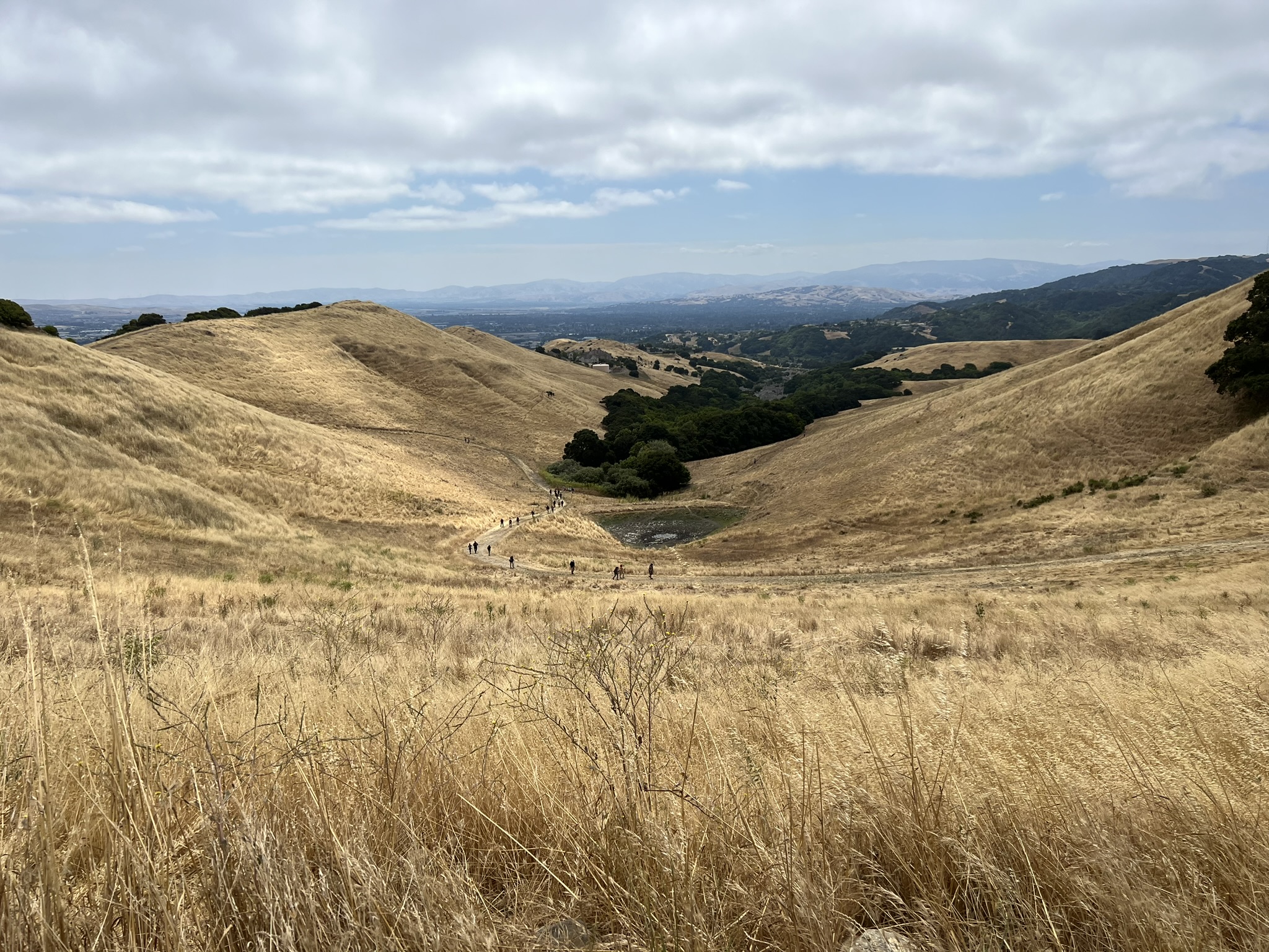 下面有些个爬山会的人，密密麻麻的