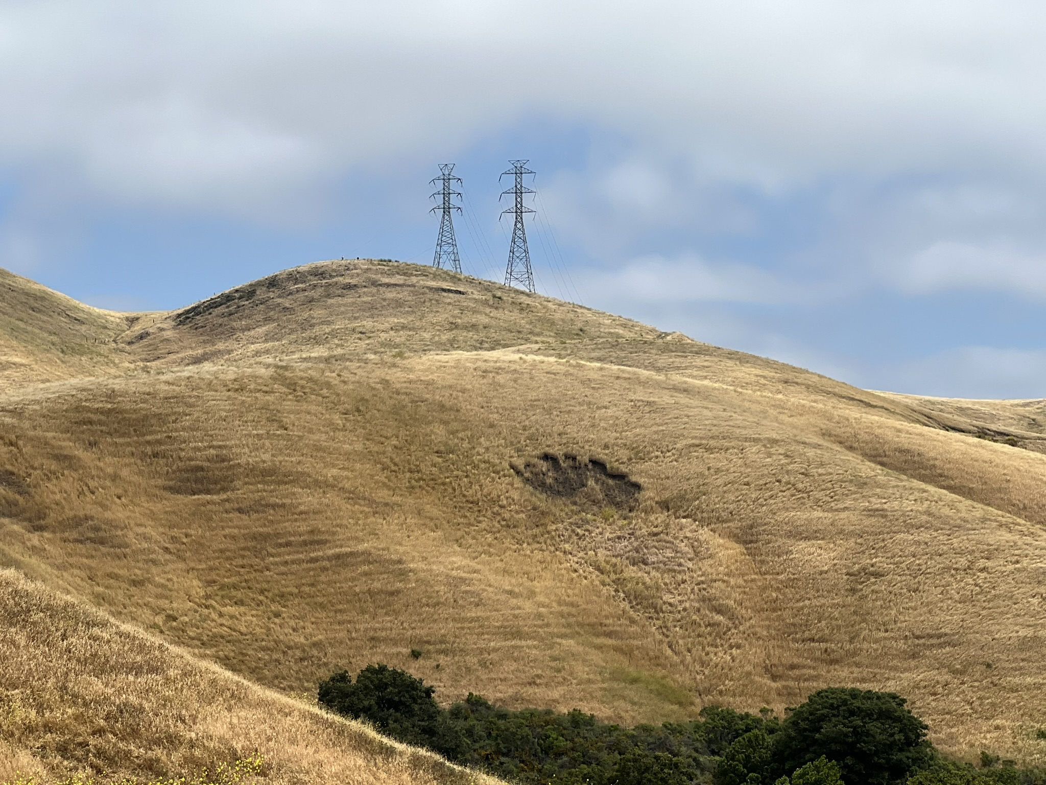 前面的电线杆是终点