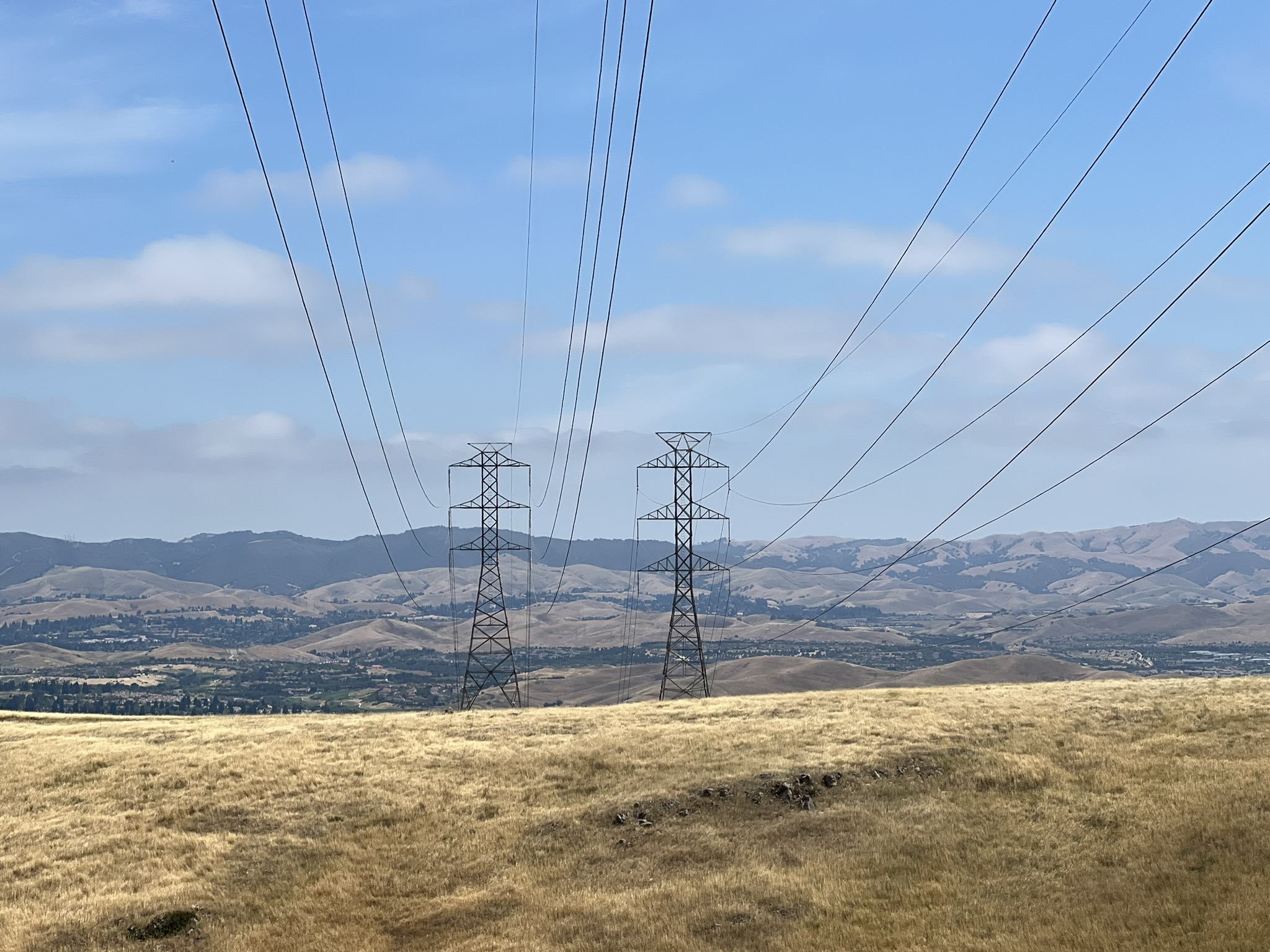 连接山顶电线杆的对面山上的电线杆