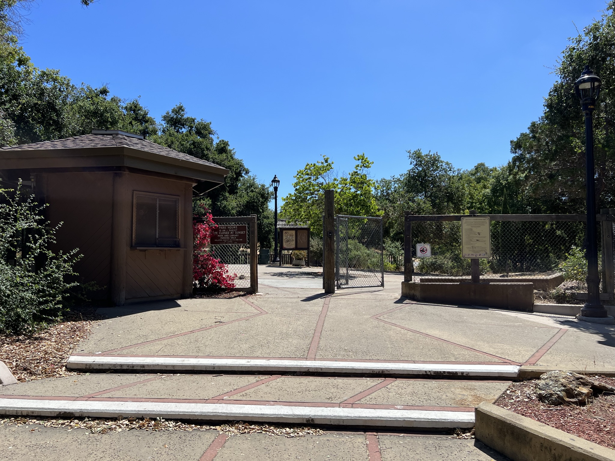 中国文化公园入口，门口就有破败的迹象