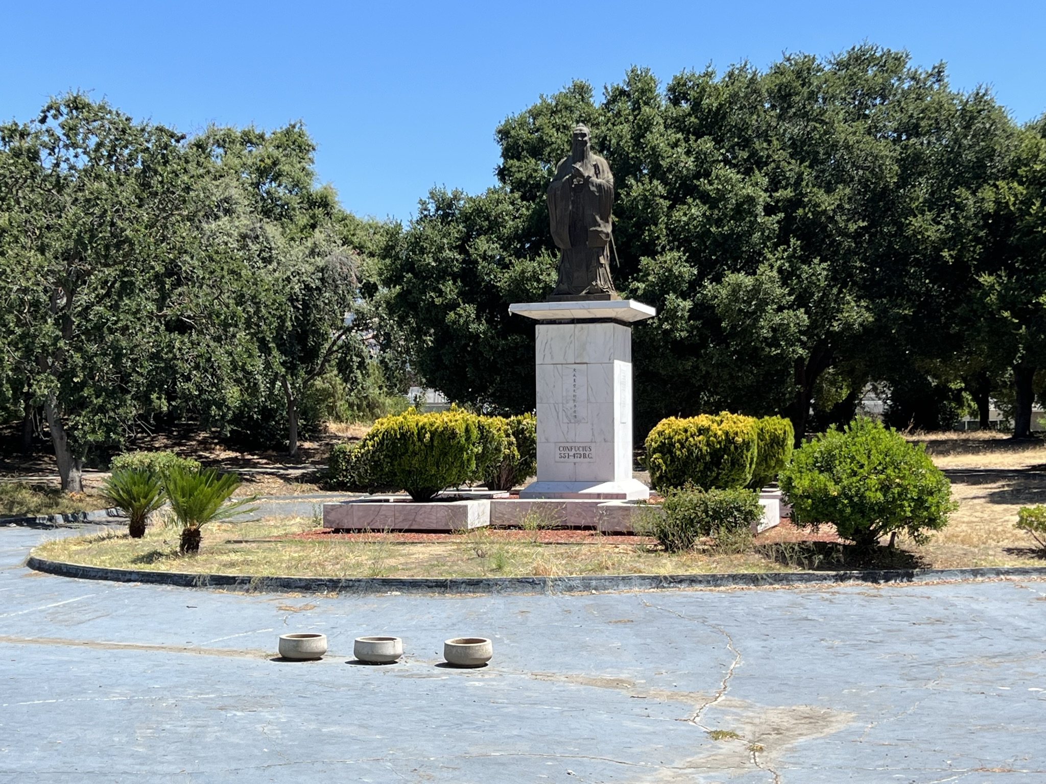 孔夫子像前原来是池塘，现在没有水了