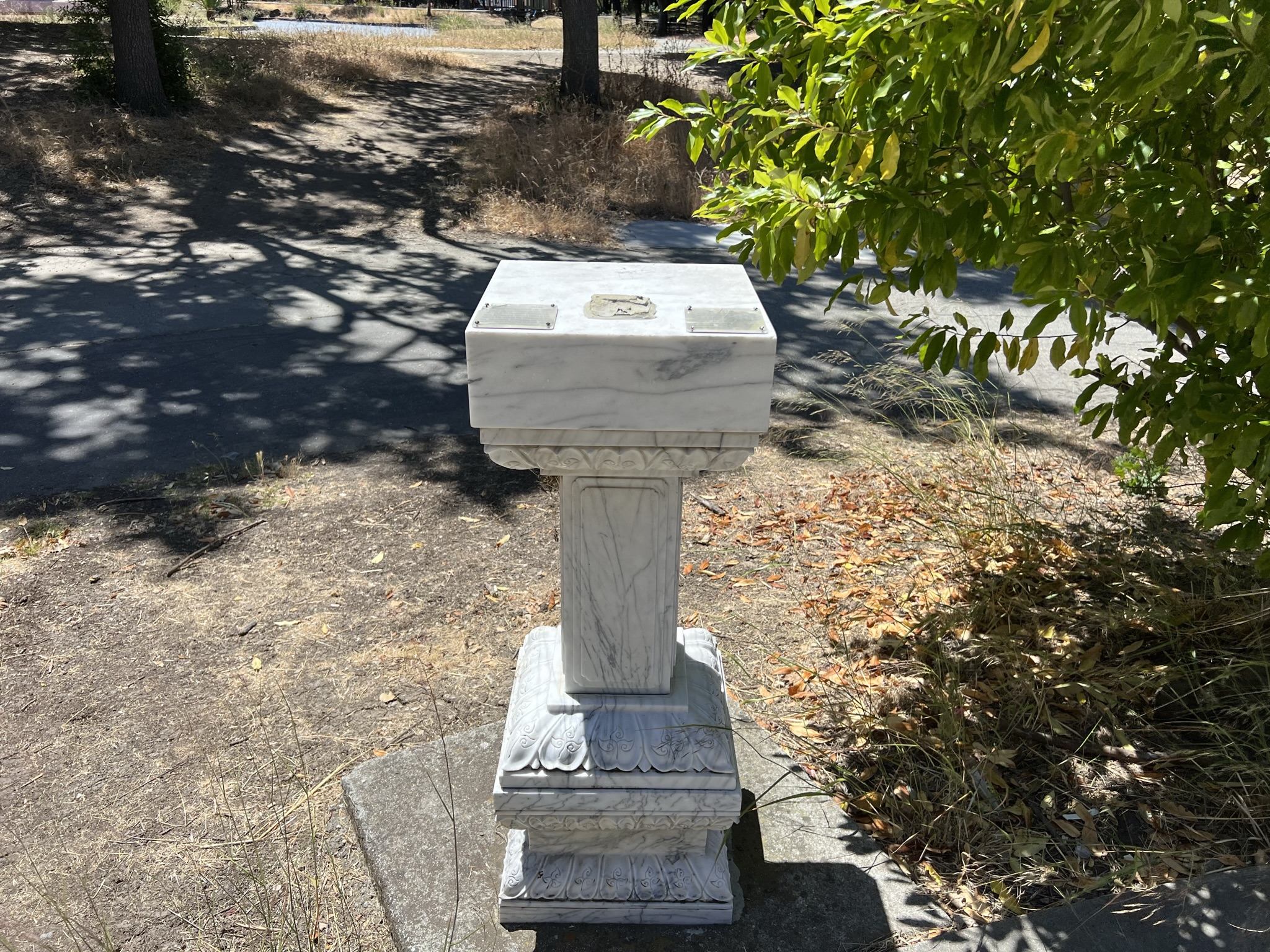 只剩下一个台子