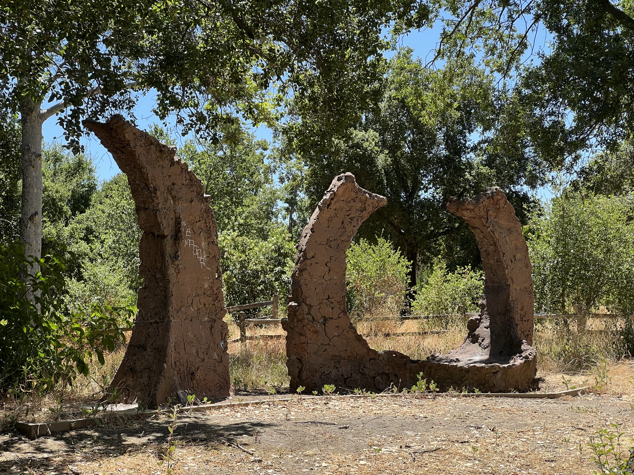 虽然不知道是什么，但是看上去已经被人破坏了