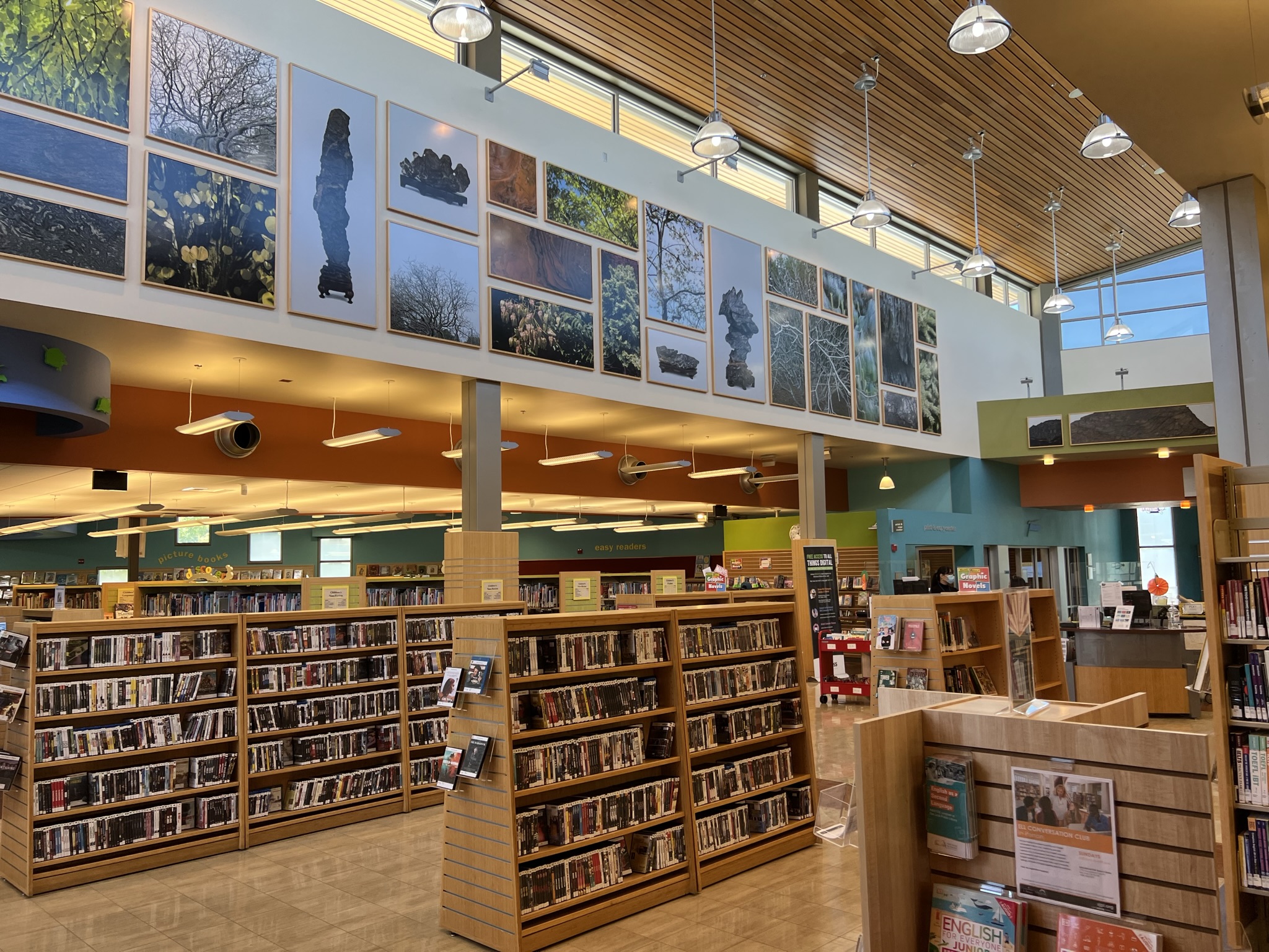 图书馆内部，大热天居然不开空调