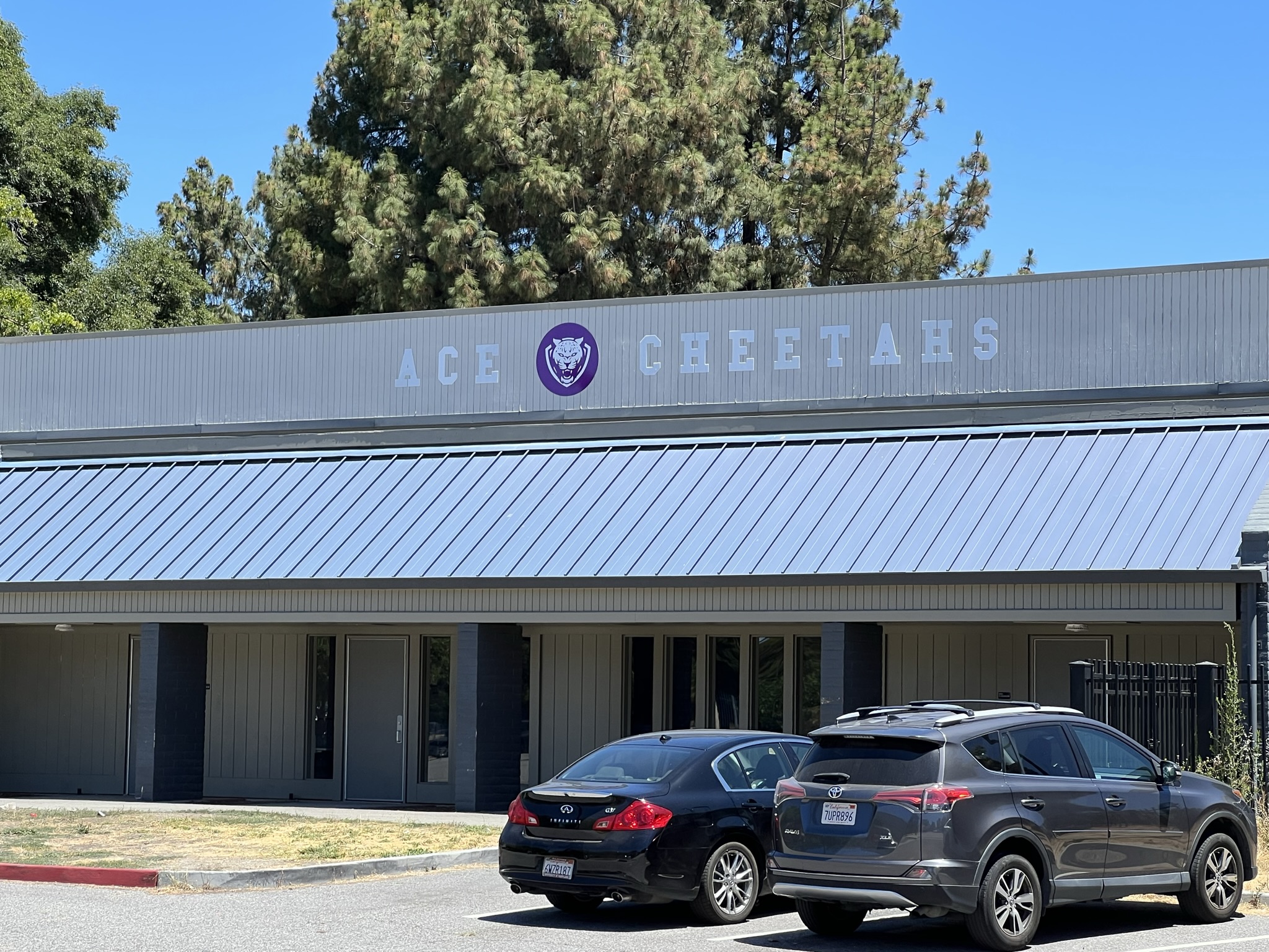 门口是个体育俱乐部