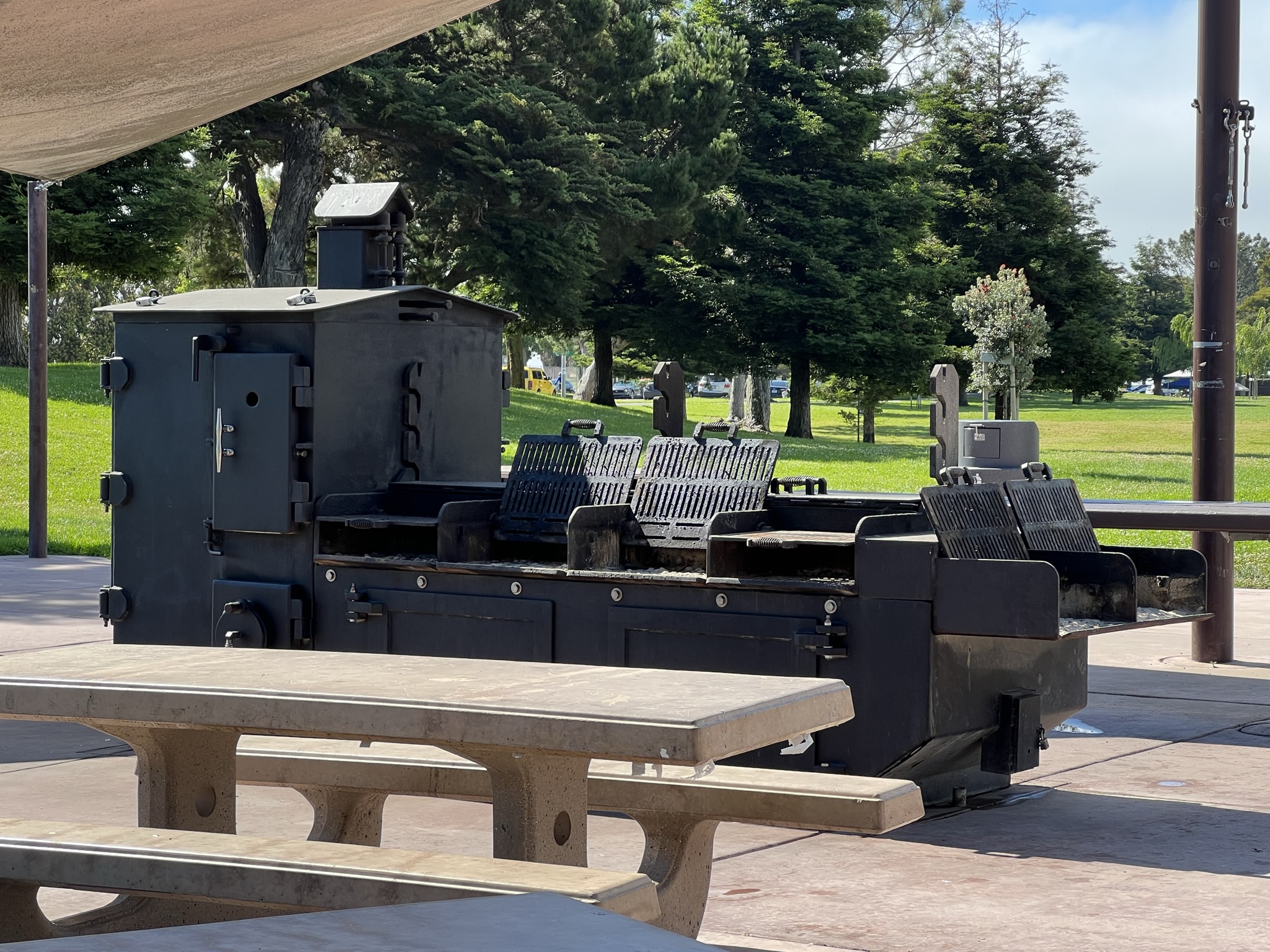 我才发现 Marina Park 里的这个烤架像个焚化炉