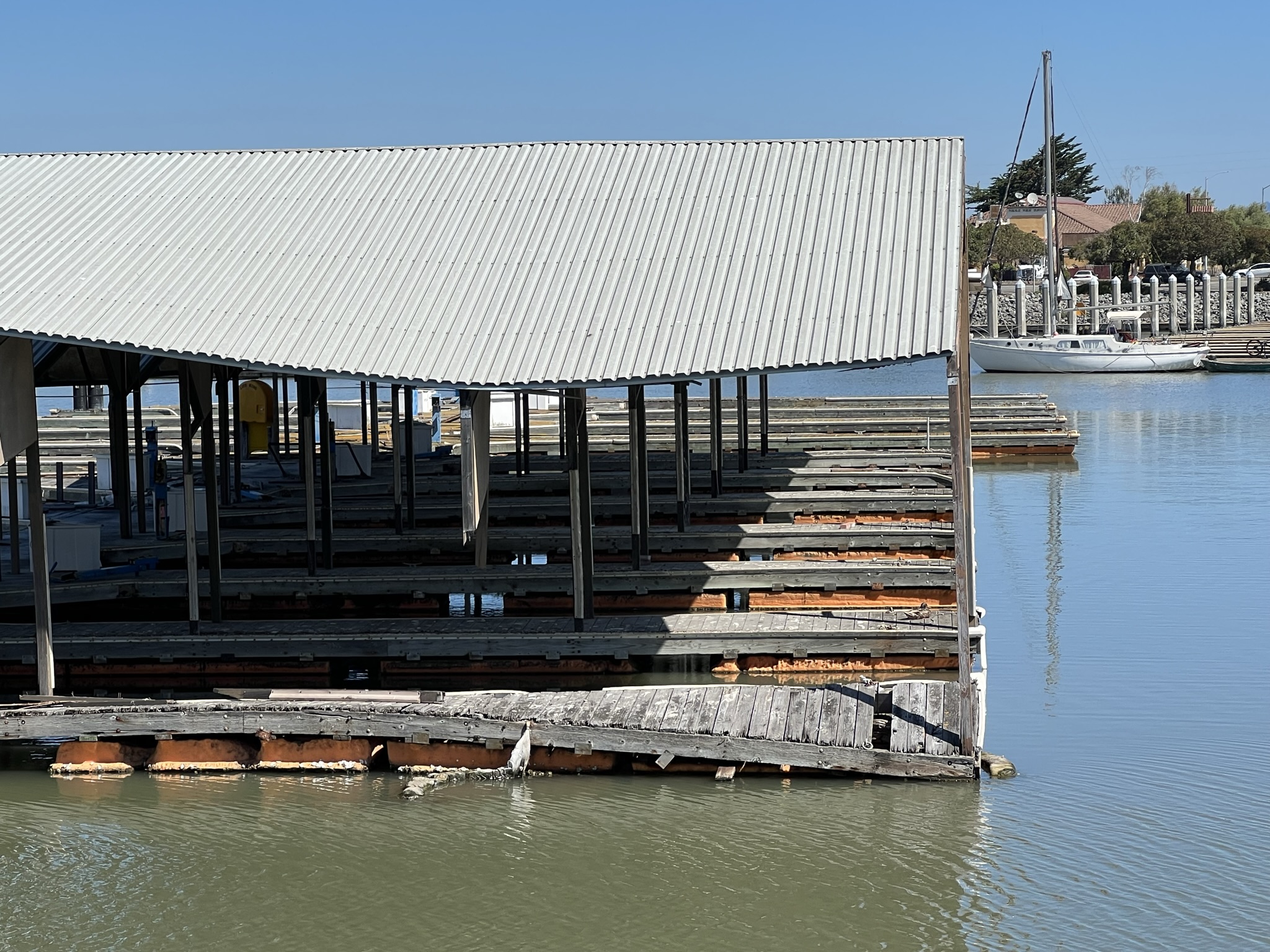 仔细看这个码头已经破败不堪，基本处于废弃状态了