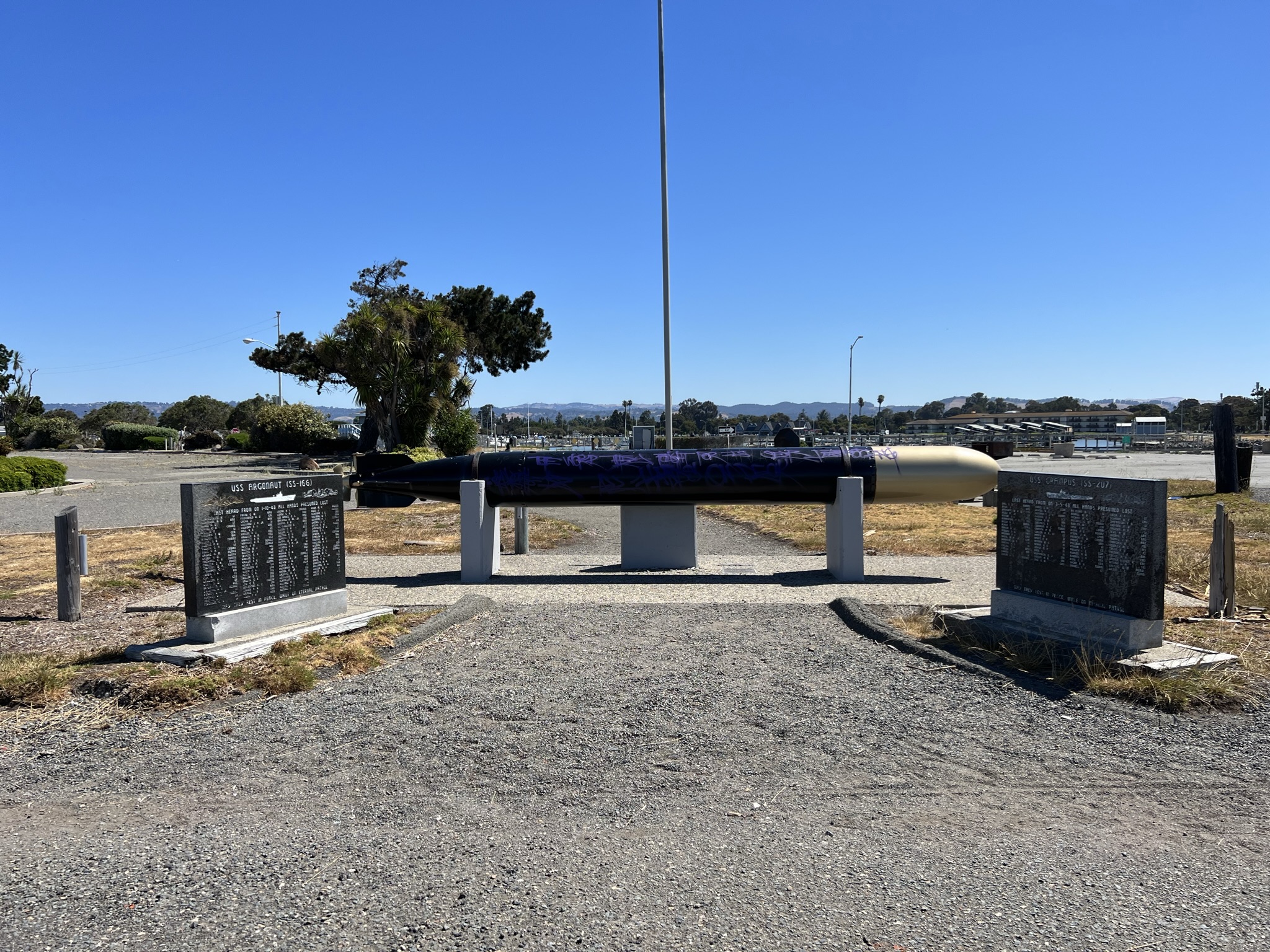 为了纪念这两艘潜艇，弄了这个鱼雷纪念碑，但是被混蛋给涂鸦了