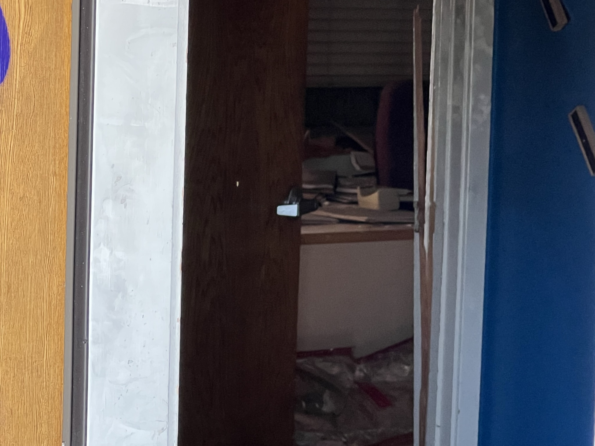 码头办公室里都是废弃物，我就不进去了