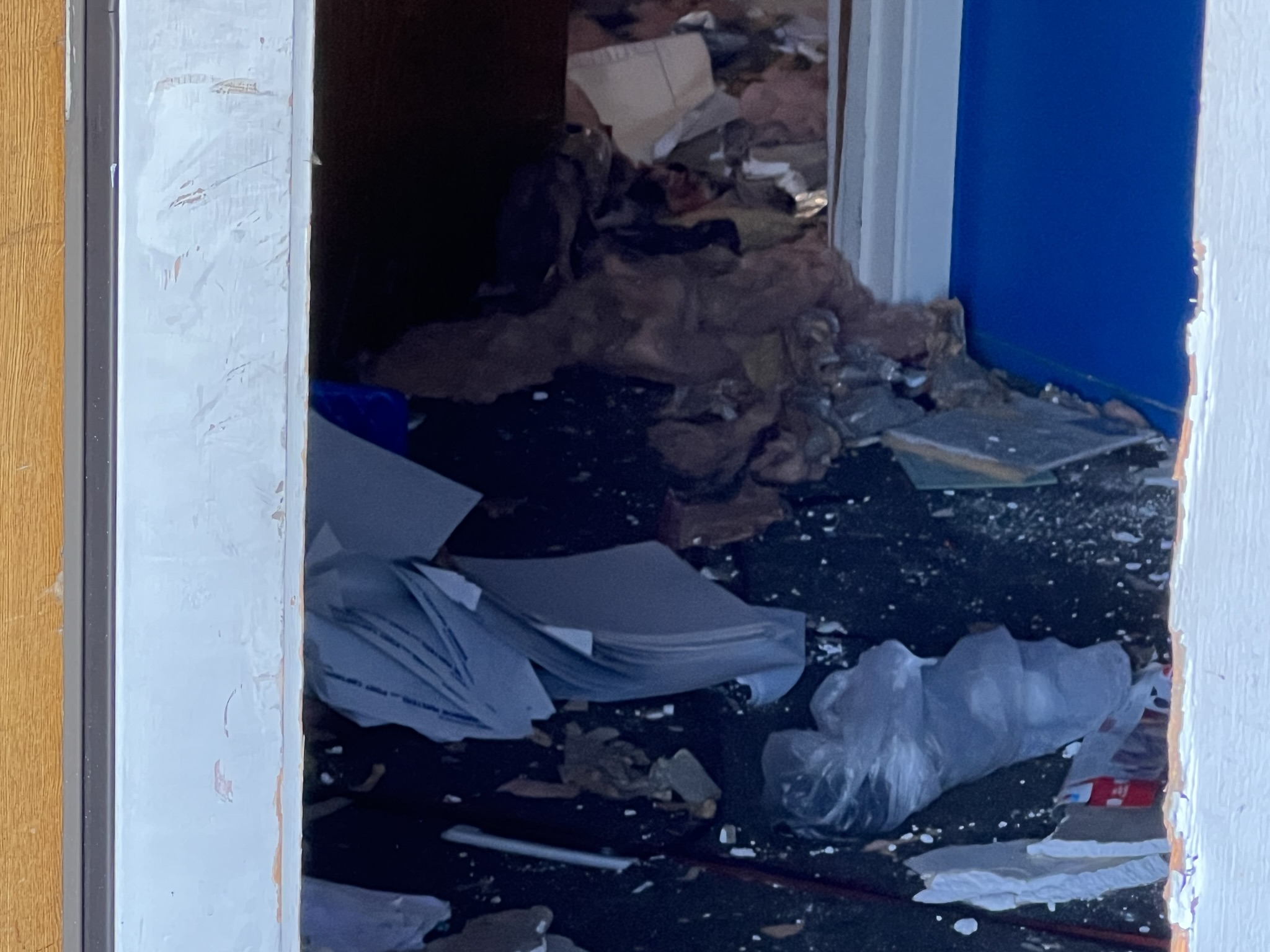 码头办公室里都是废弃物，我就不进去了