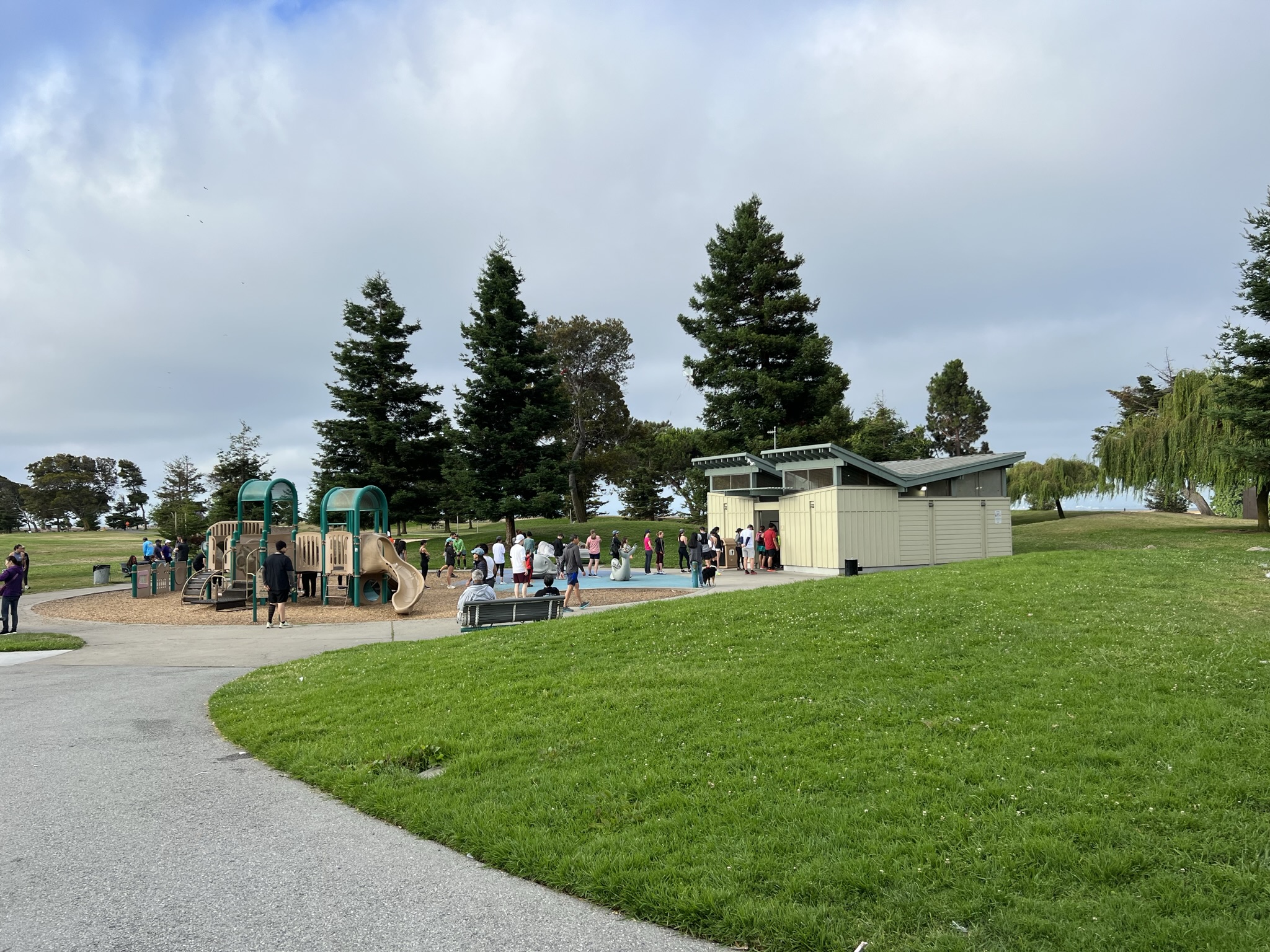 赛前洗手间人满为患