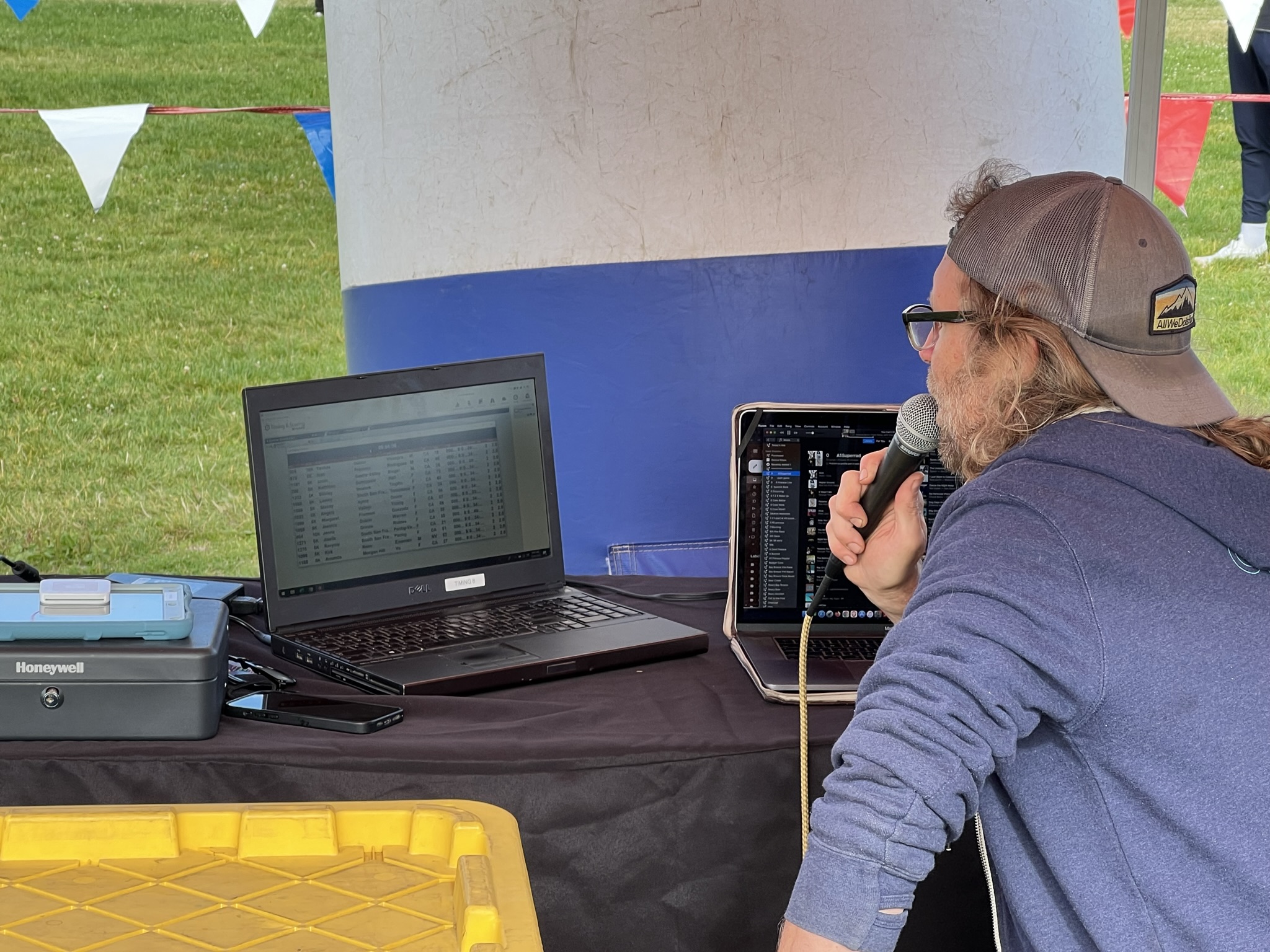 选手的成绩是被实时记录的