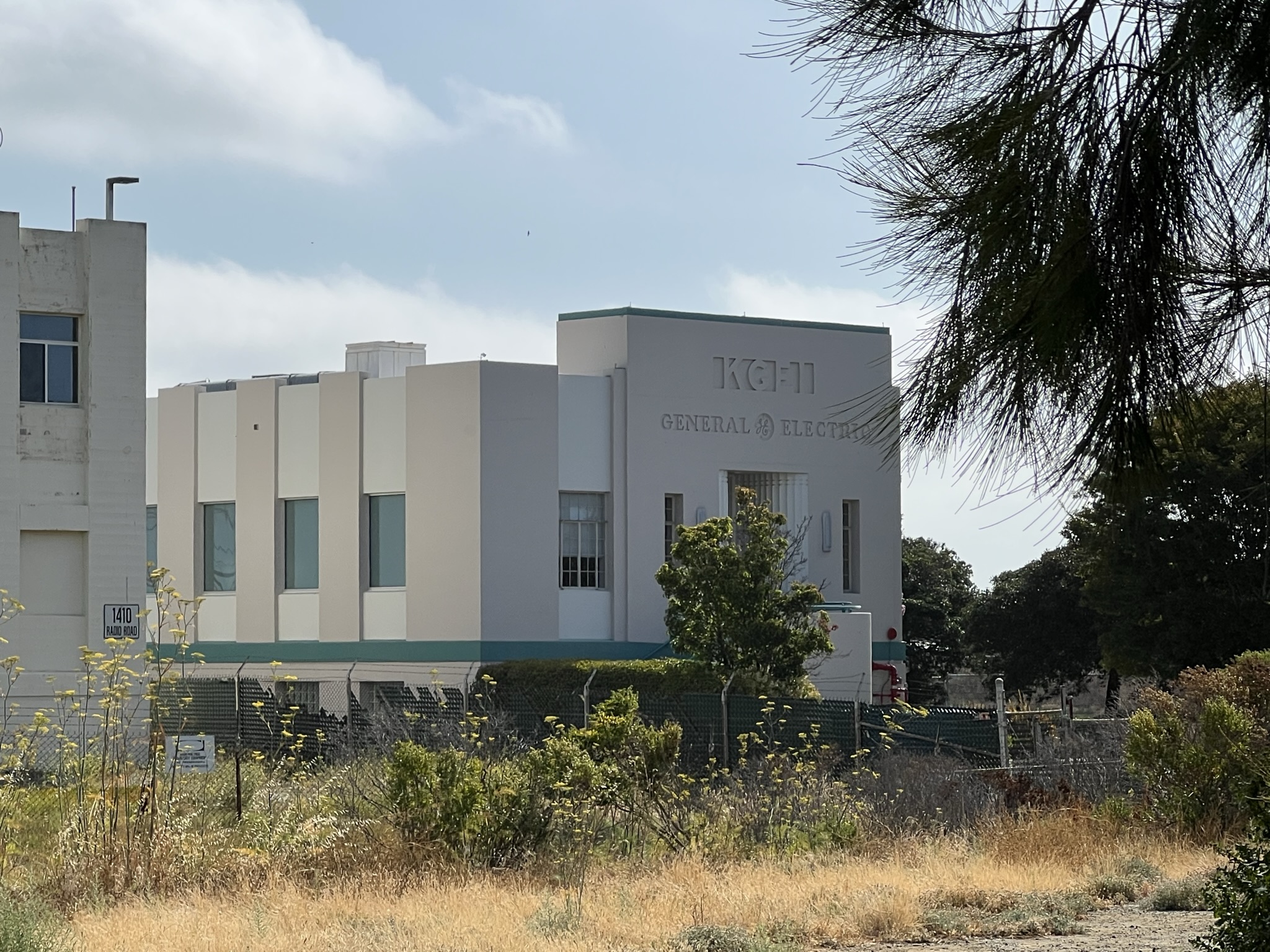 旁边是电力公司吗？