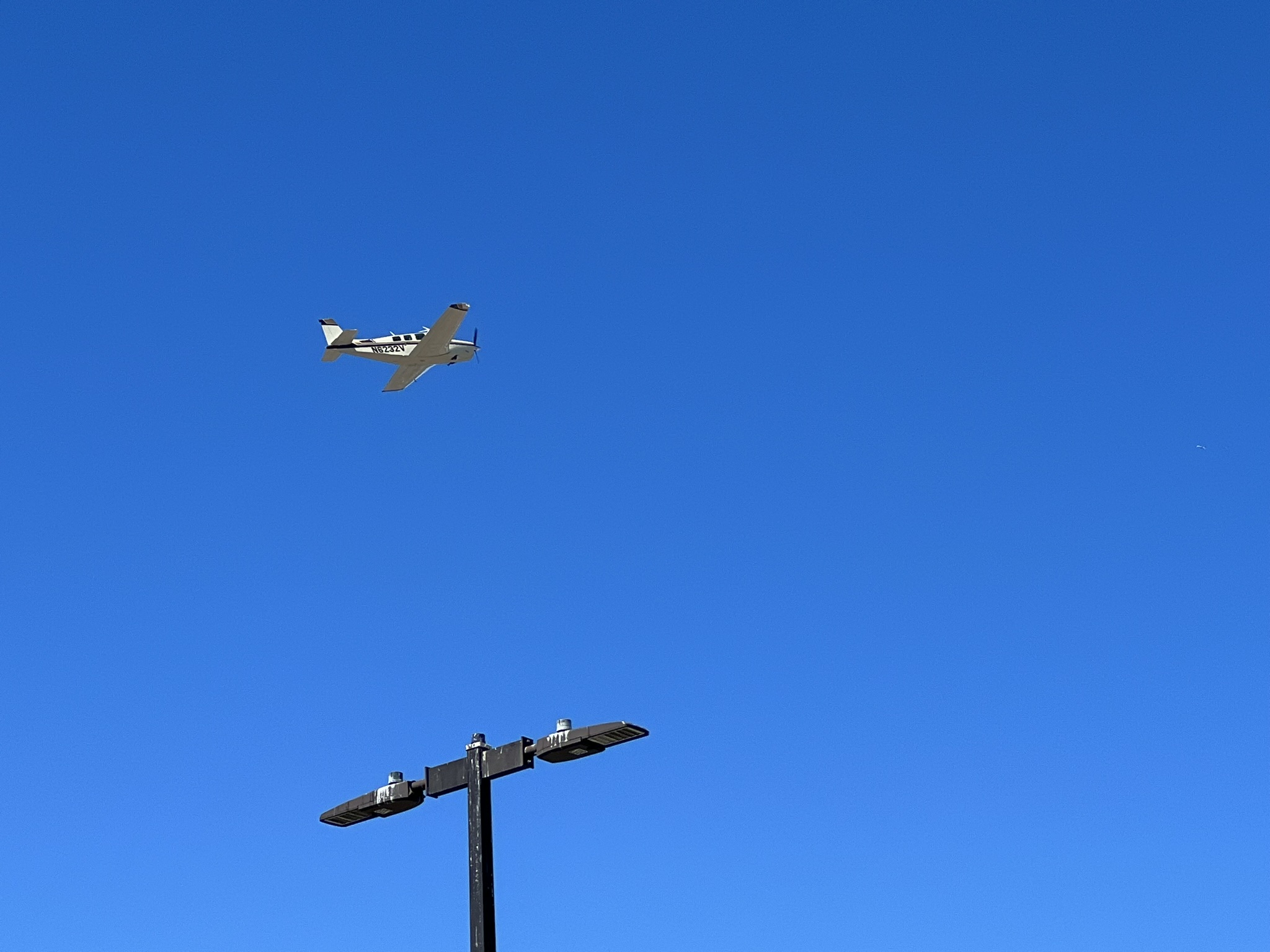 旁边是一个机场