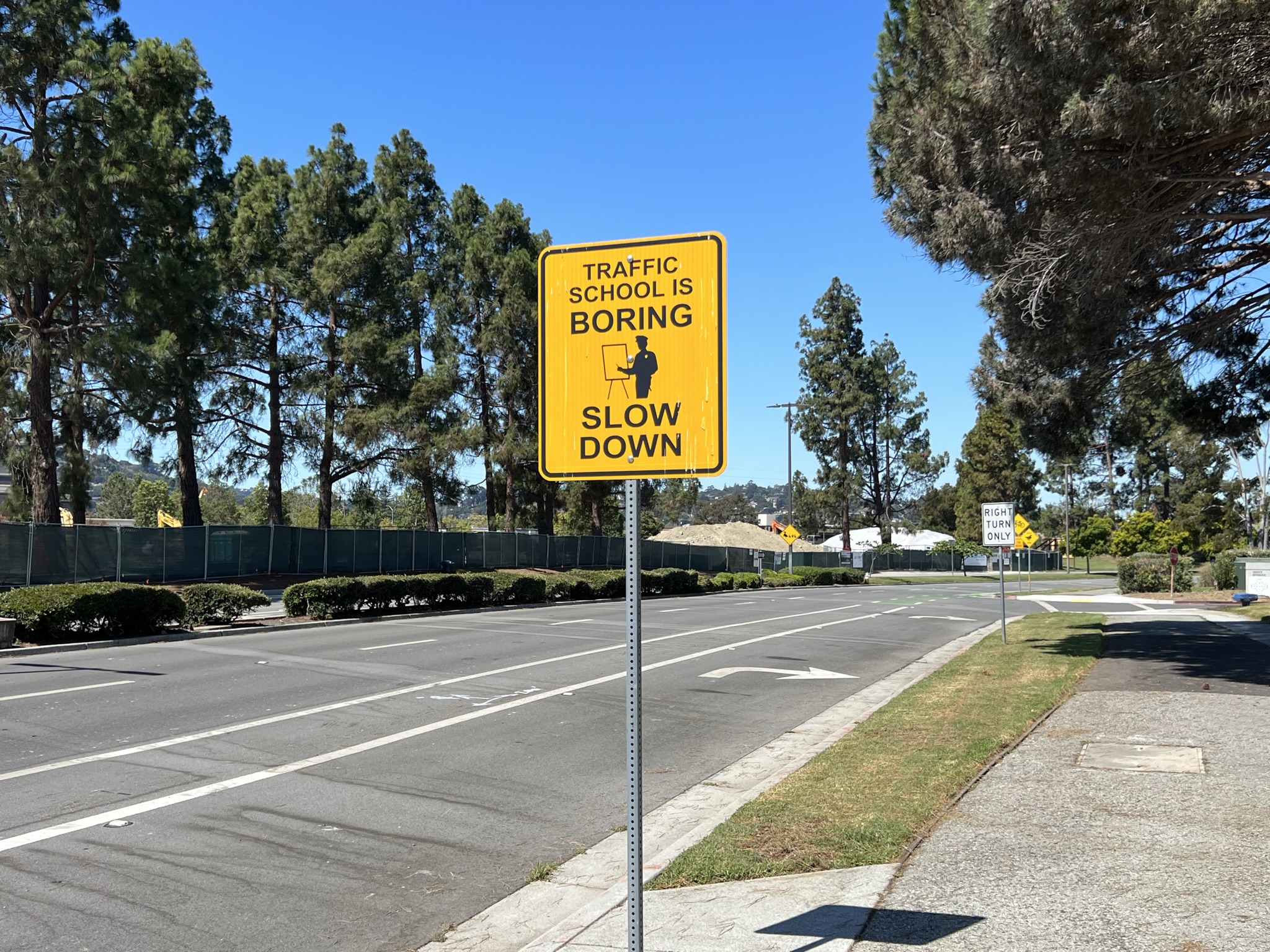 这种交通牌的设计真的是傻逼