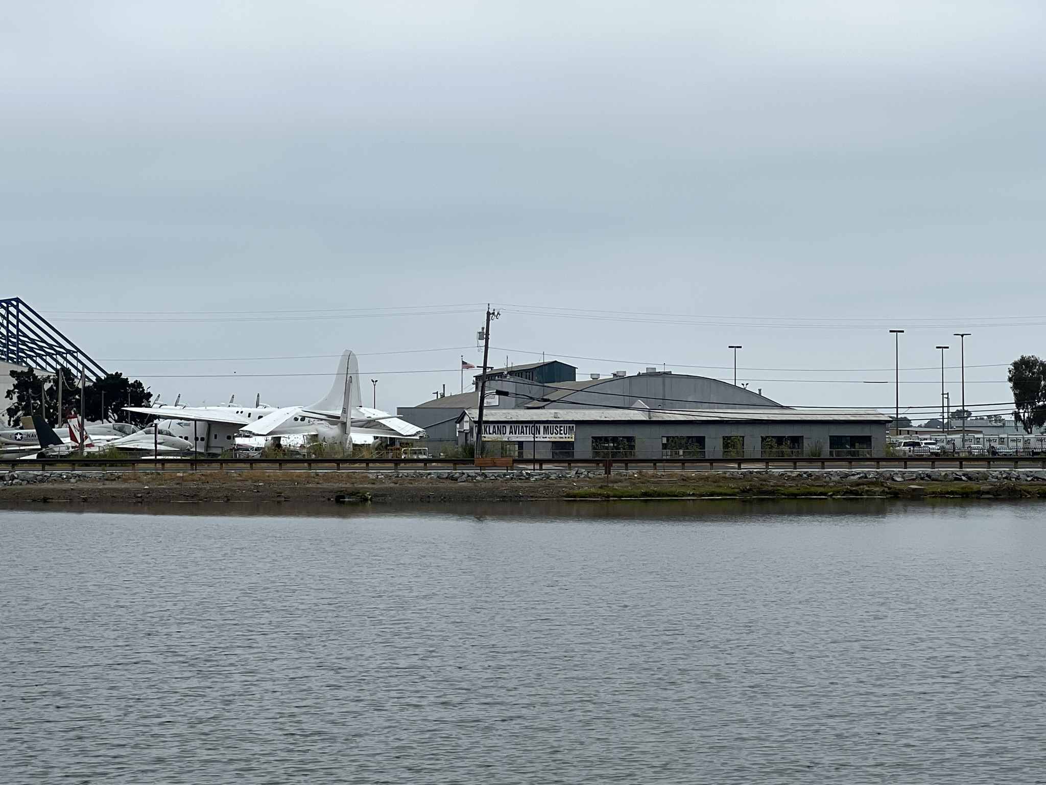 对面的 Oakland Aviation Museum