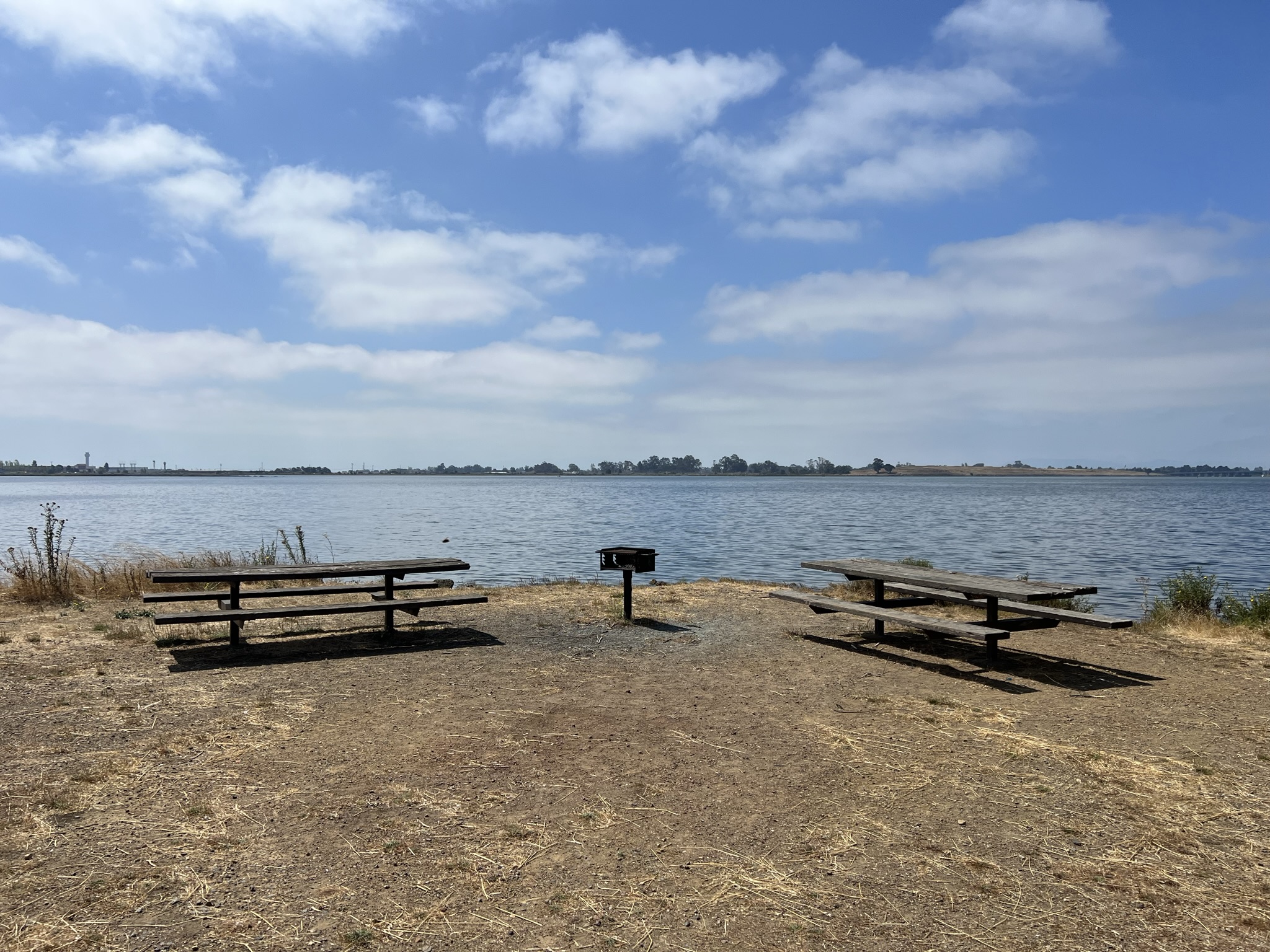 海湾边上可以烧烤