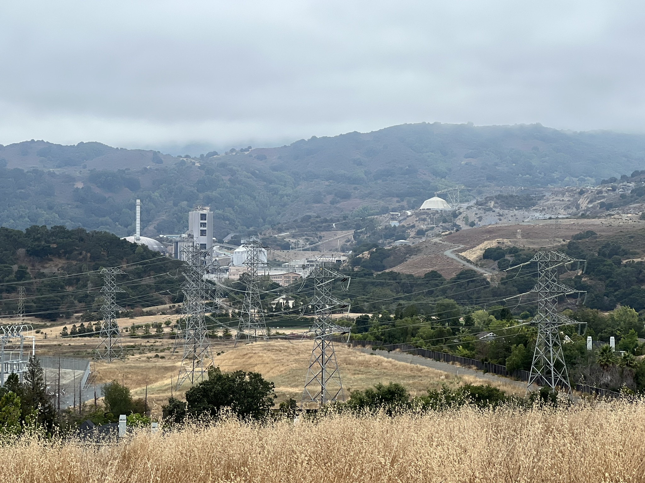 远处有一些球型建筑