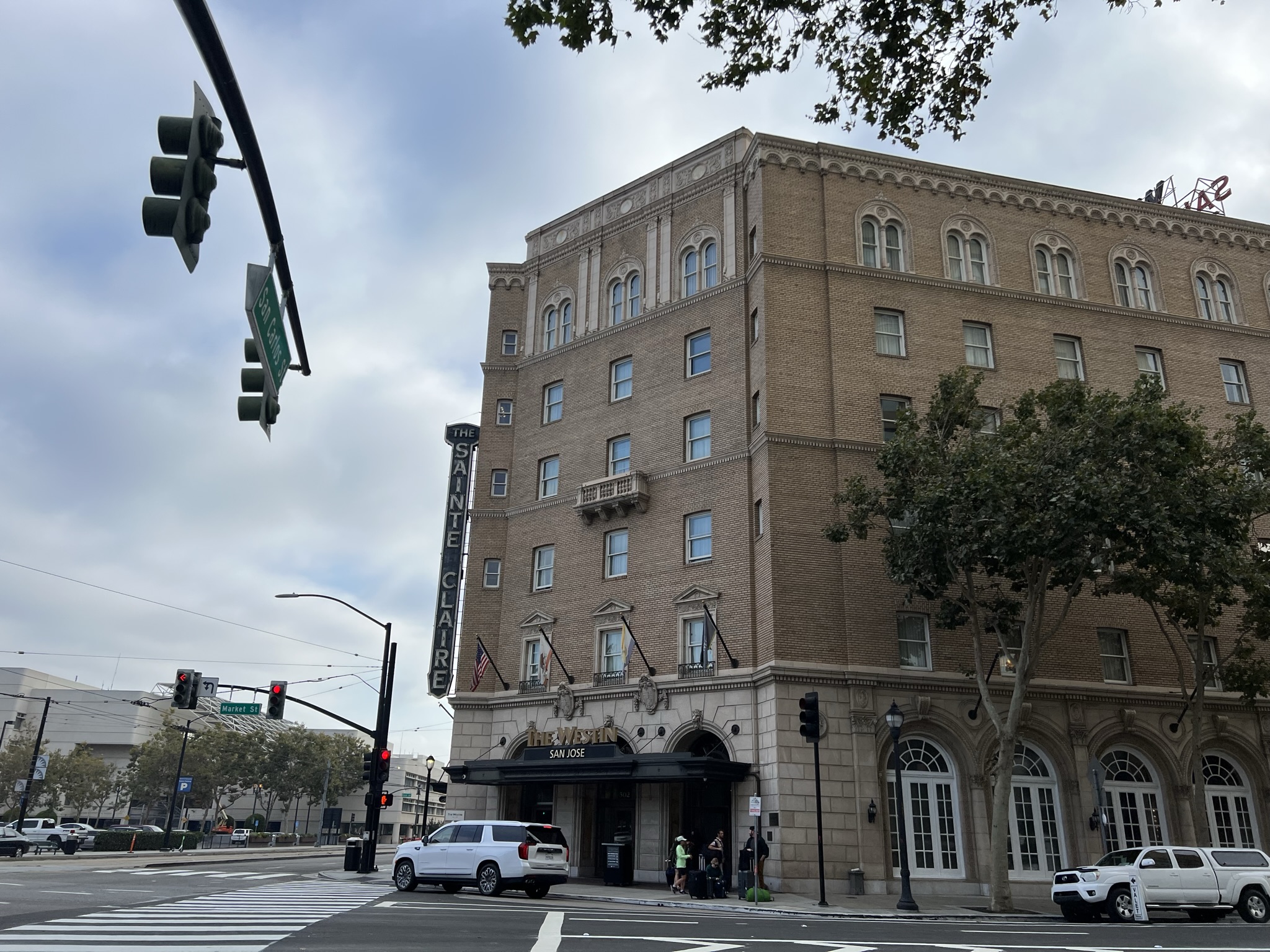 下周的比赛，这家 Westin 酒店是起点