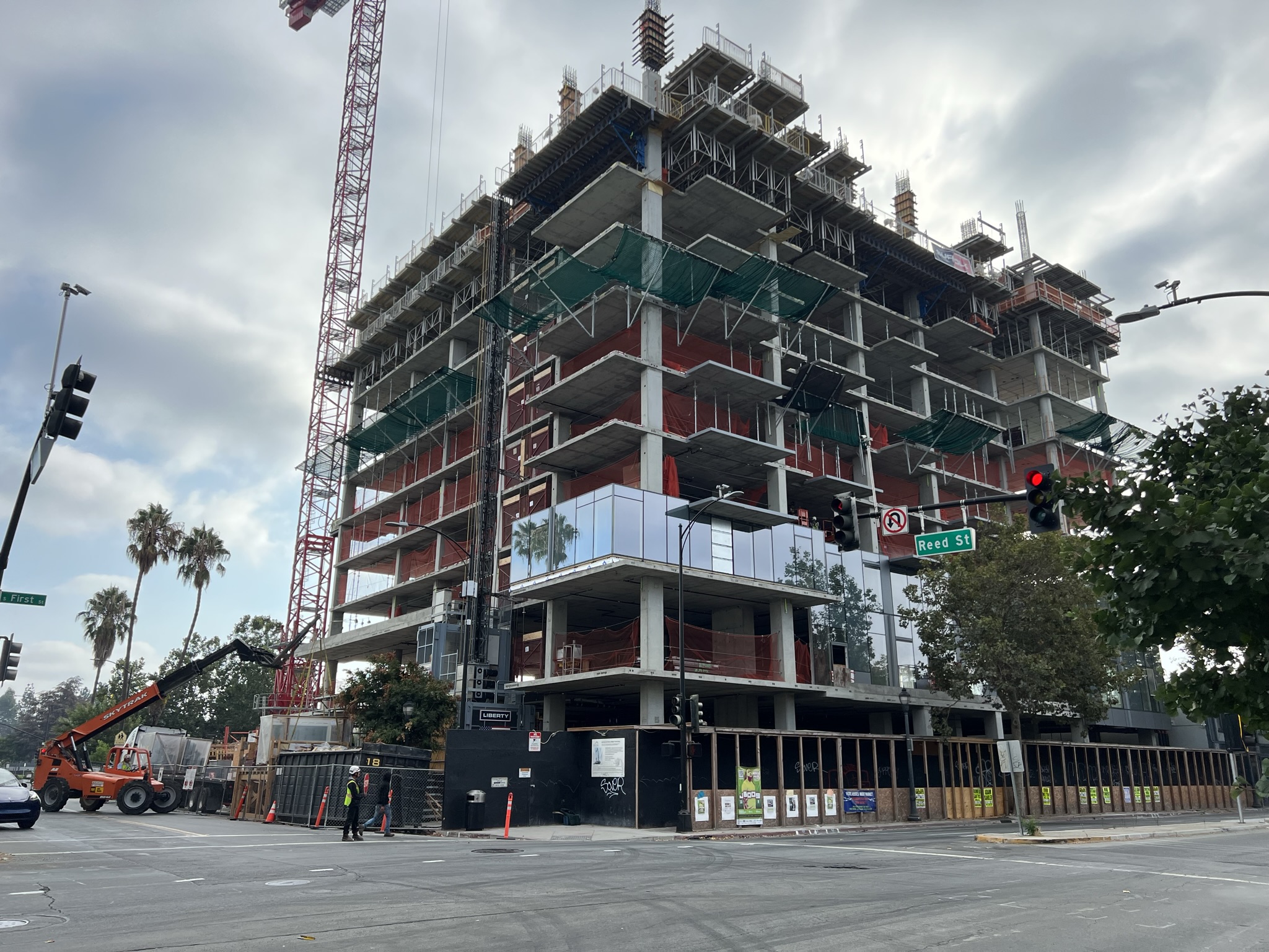 周末还疯狂盖楼，噪杂的一逼