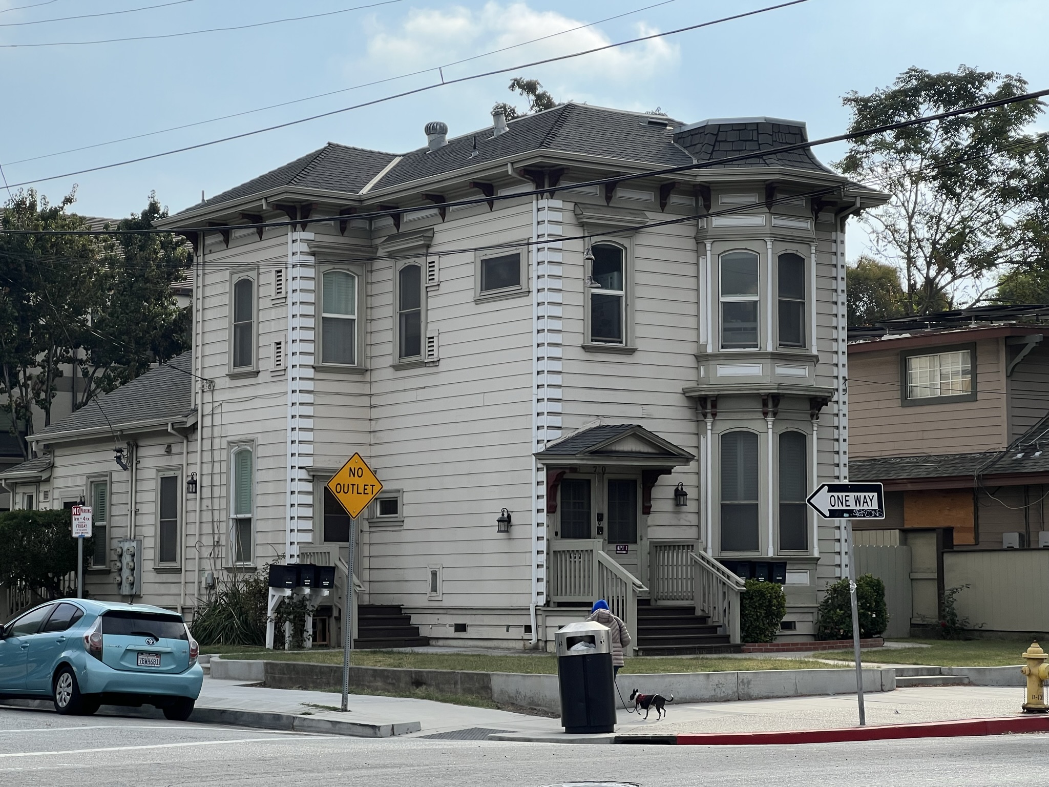 市中心的民居都是这种破旧的房子，这个还算好的了