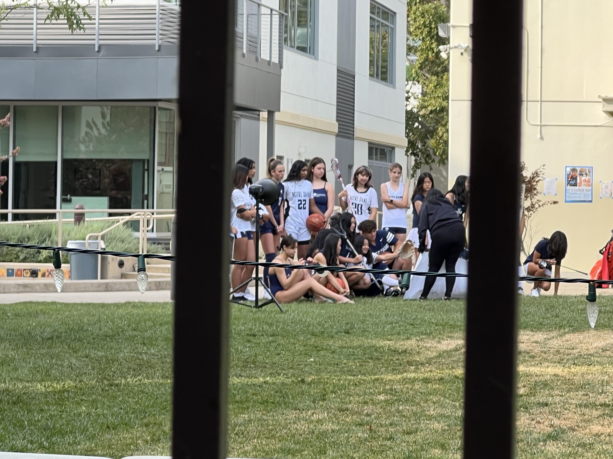 North Dame High School 体育生正好都在合照