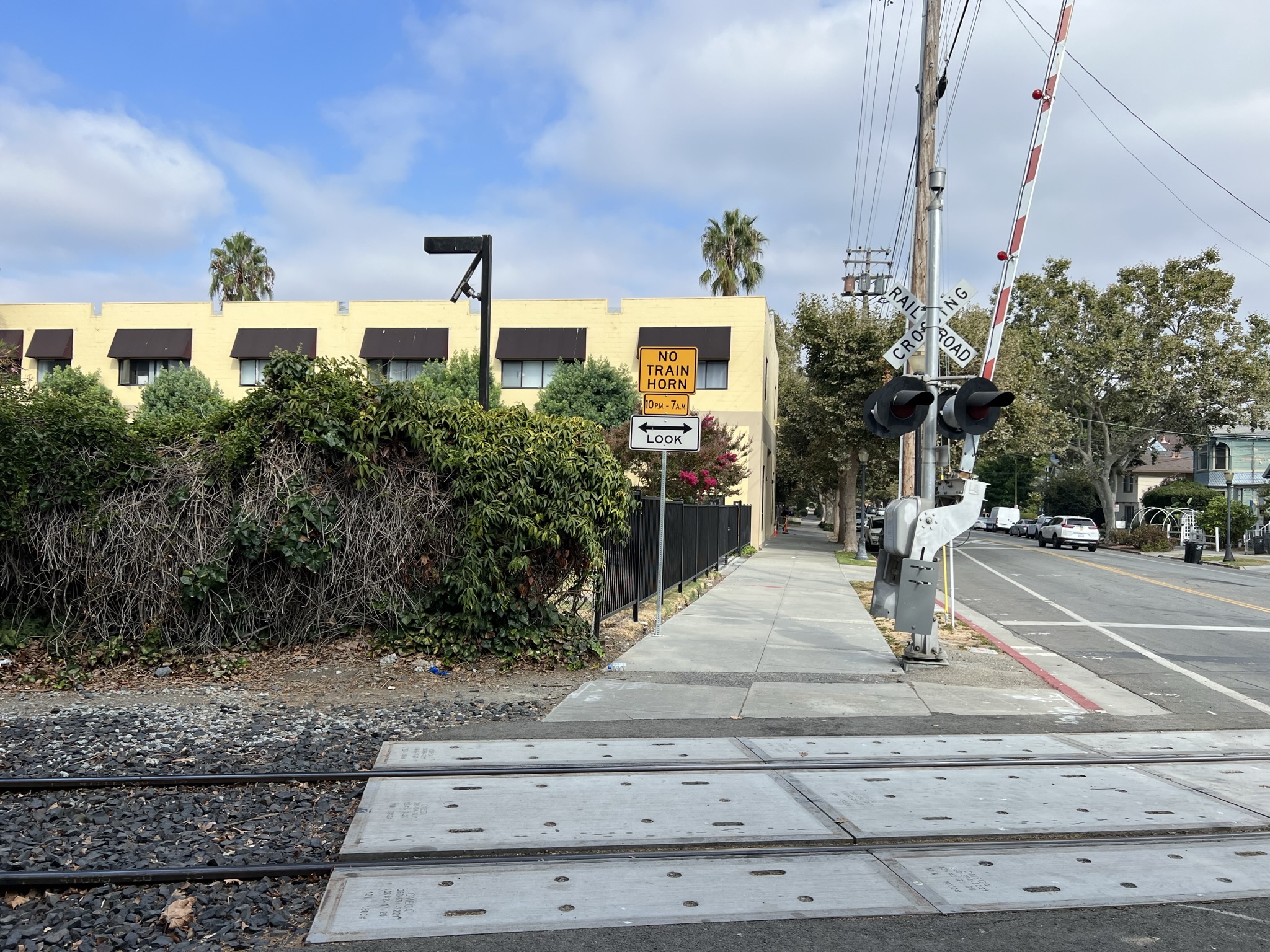 还有破火车开过市中心，这个肯定是吵的一逼