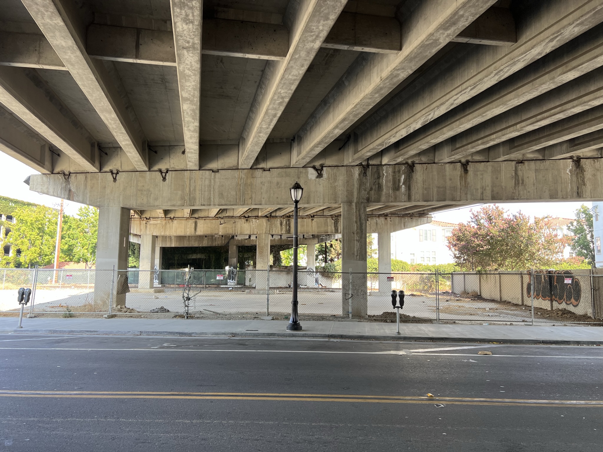 大桥底下全是大麻味