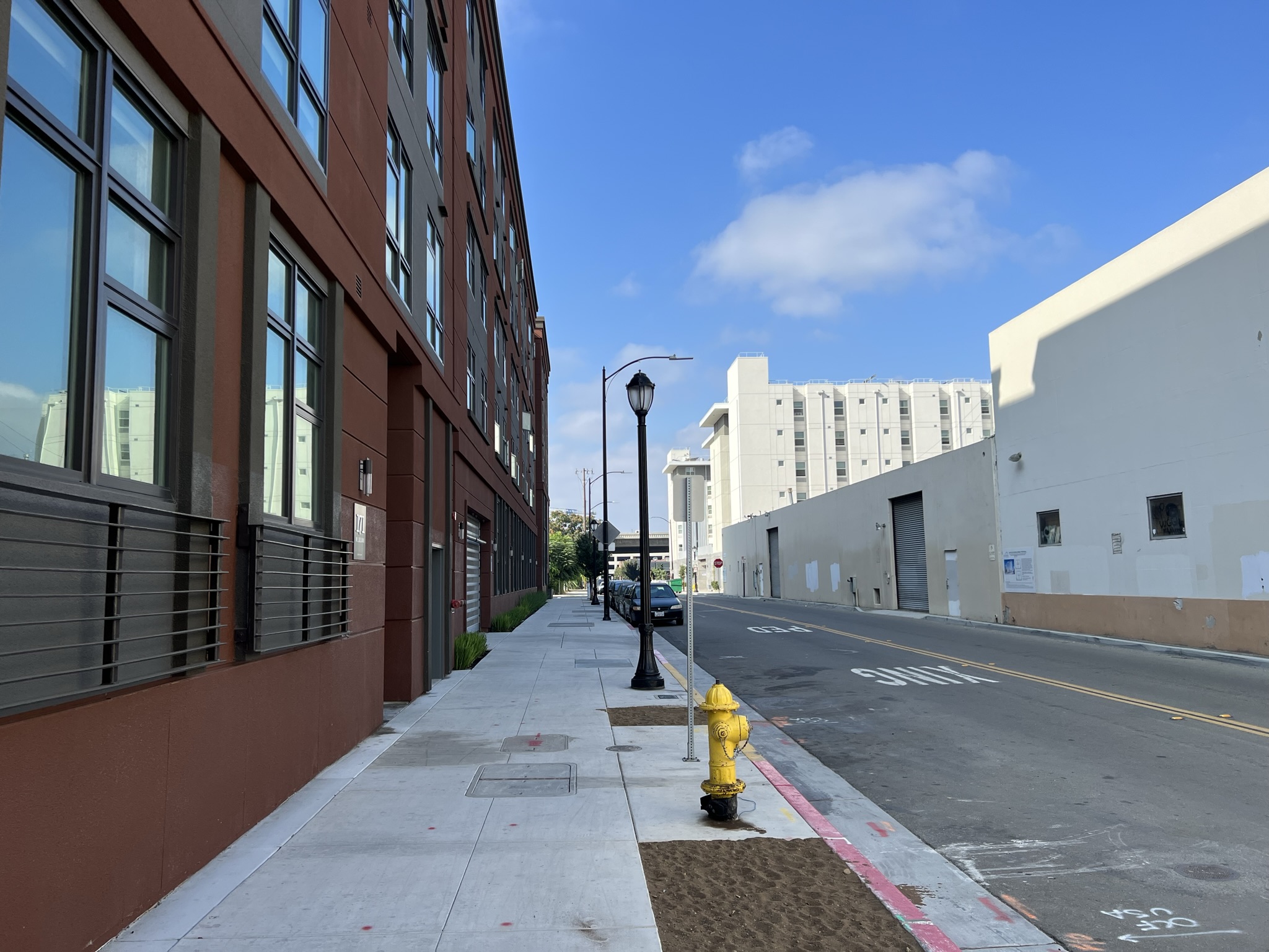 这条街稍微好一点，人少一些，但是炸街的垃圾车还是时不时有