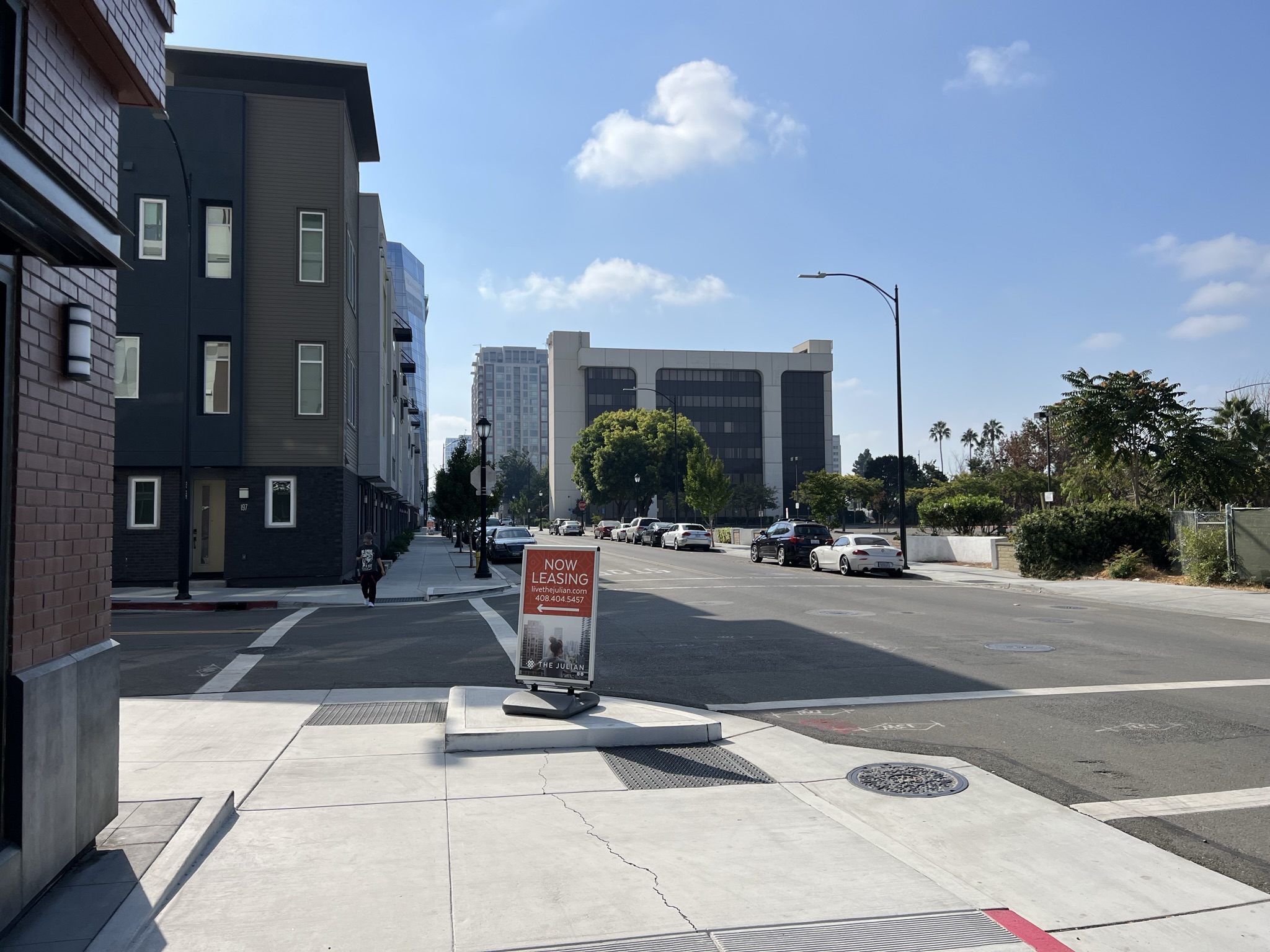 Julian 这个公寓是全新建的，很可惜那次没住这里，选了另一个地方，但那个地方是个傻逼的地方，根本没法住人