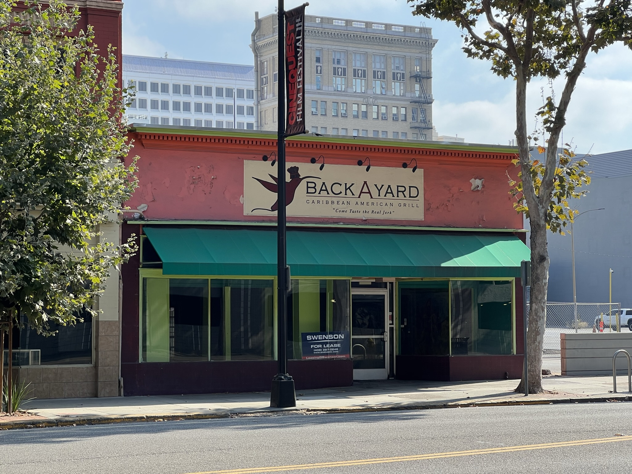 旁边的加勒比烤肉已经倒闭了