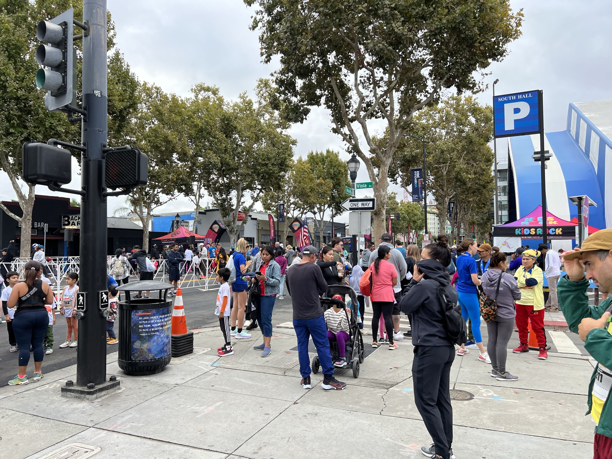 5K 之后有 Kids Rock，一些小孩参加的比赛。但是真的牛逼的小孩都是参加我们成年人比赛的。