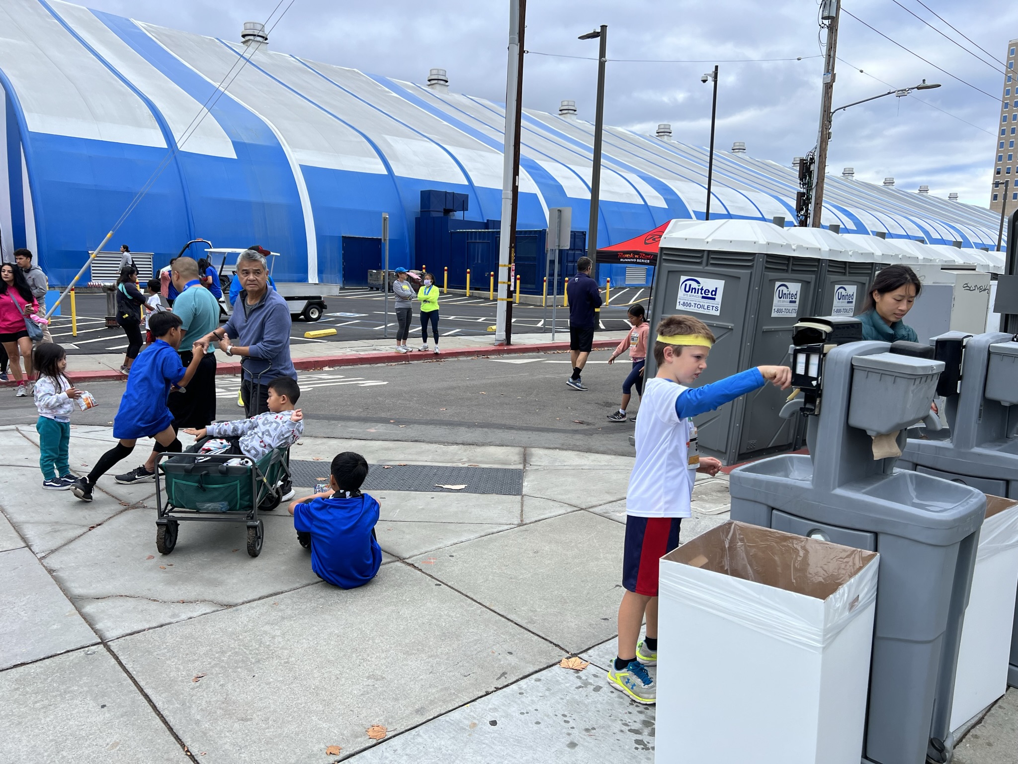 5K 之后有 Kids Rock，一些小孩参加的比赛。但是真的牛逼的小孩都是参加我们成年人比赛的。