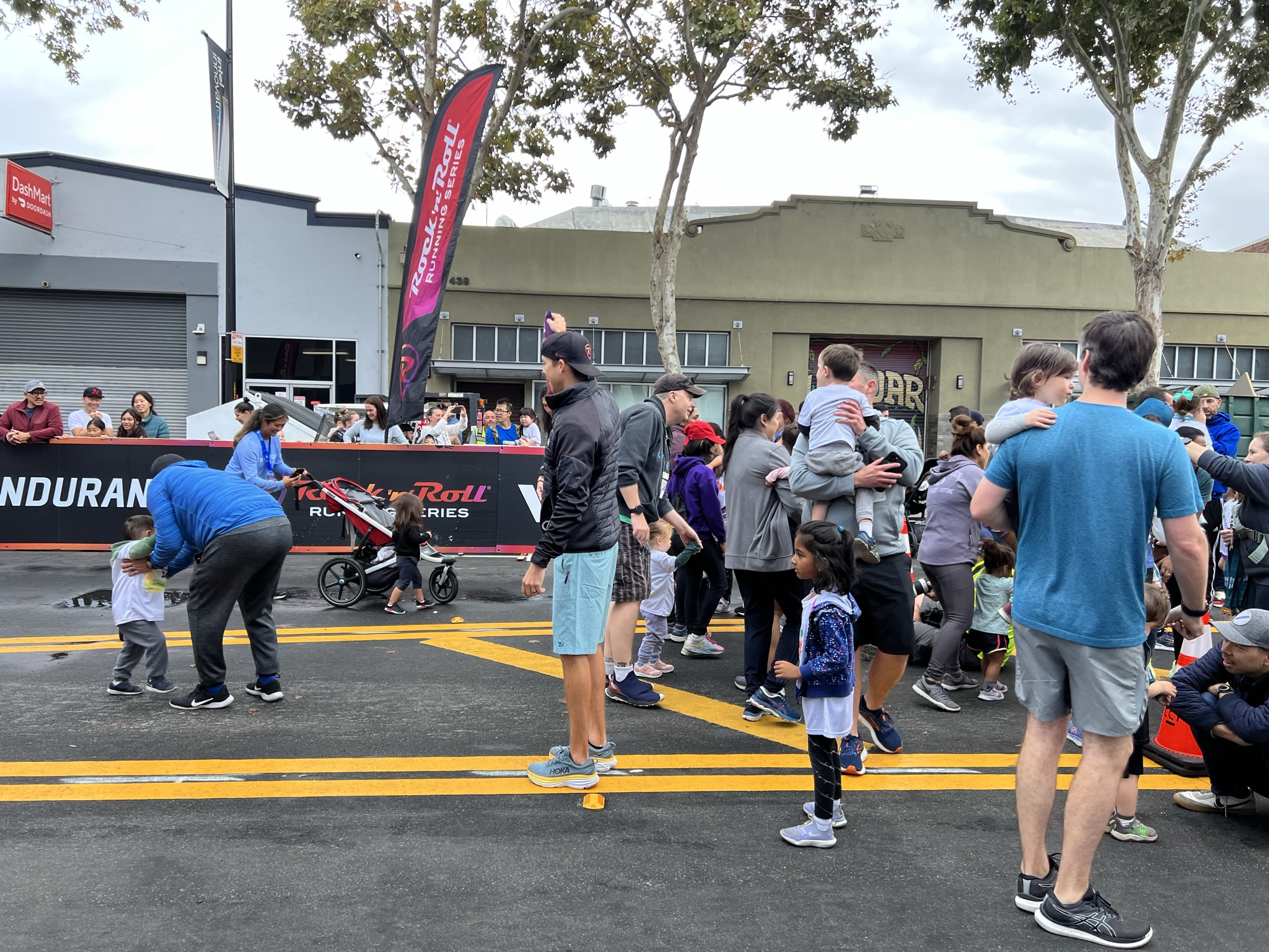 甚至有三四岁小孩或者婴儿手推车参加的50米比赛