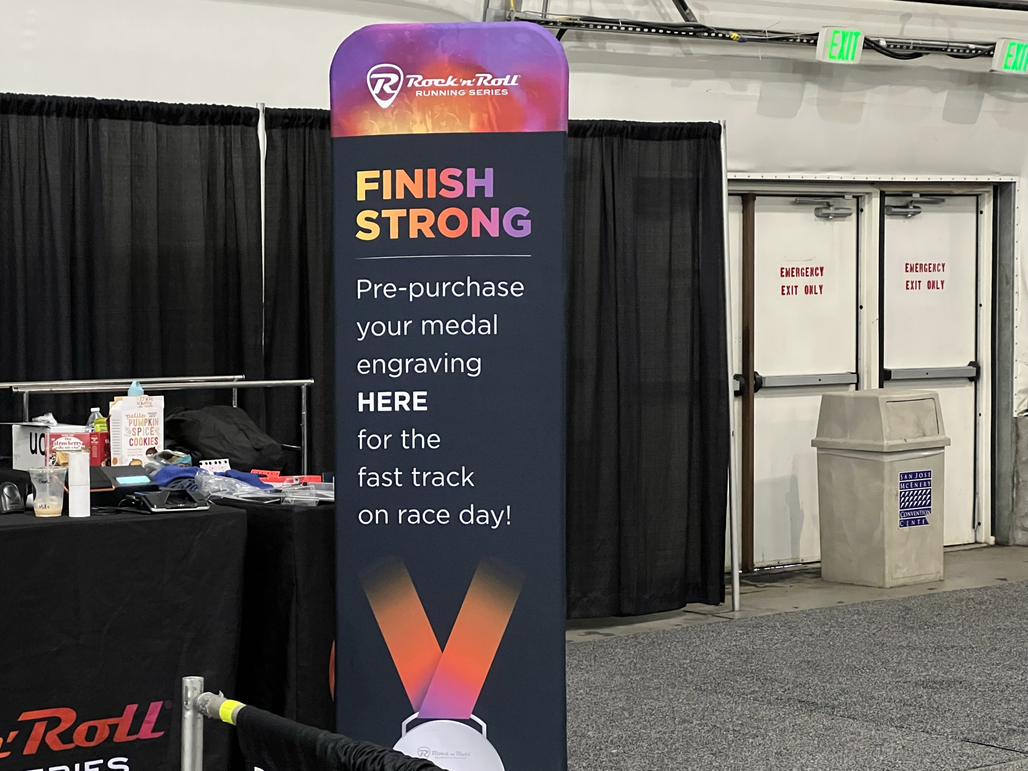 Health Expo 里似乎有在将牌上刻名字和成绩的收费服务