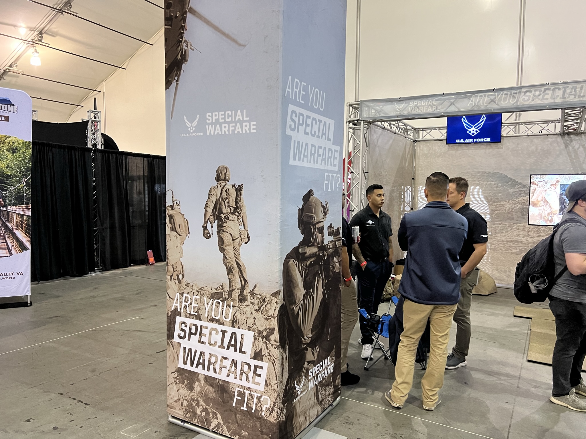 美国空军 Special Warfare，特种作战部队，正在招人。有两个展台的大姐居然叫我过去试试。姑且不论我的国籍，我都这把年纪了。