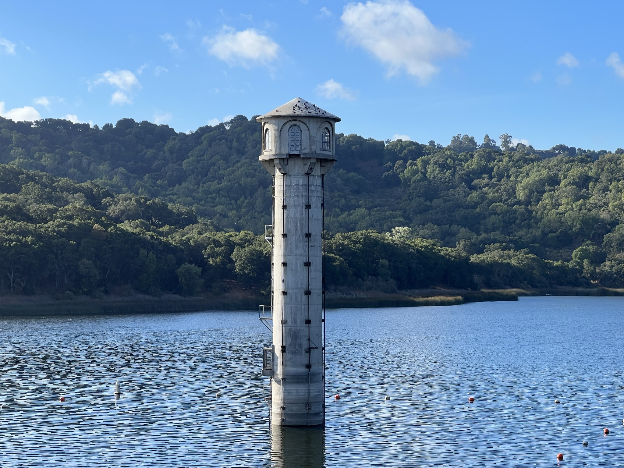 湖中类似灯塔的东西