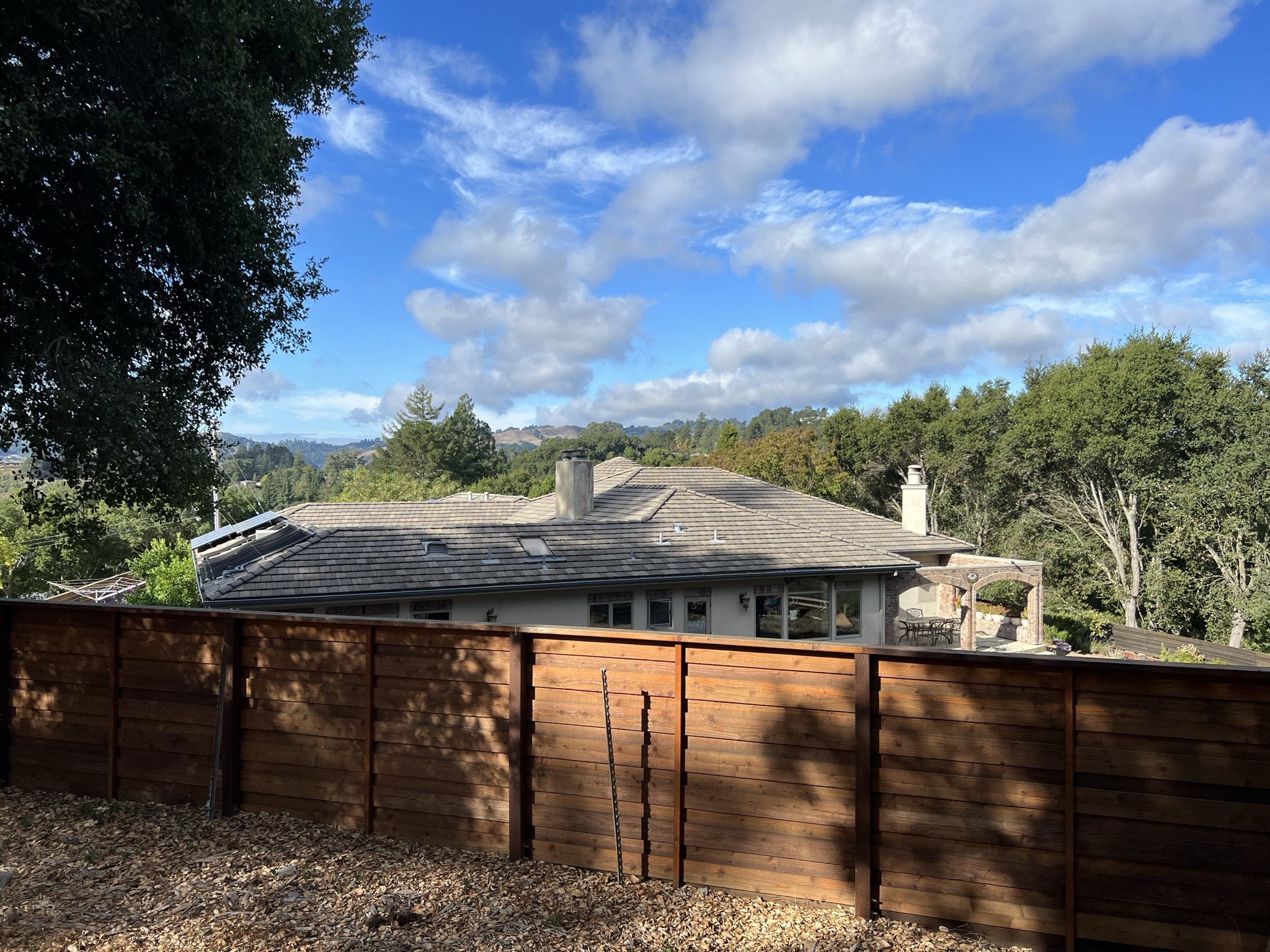 山路旁边的民居