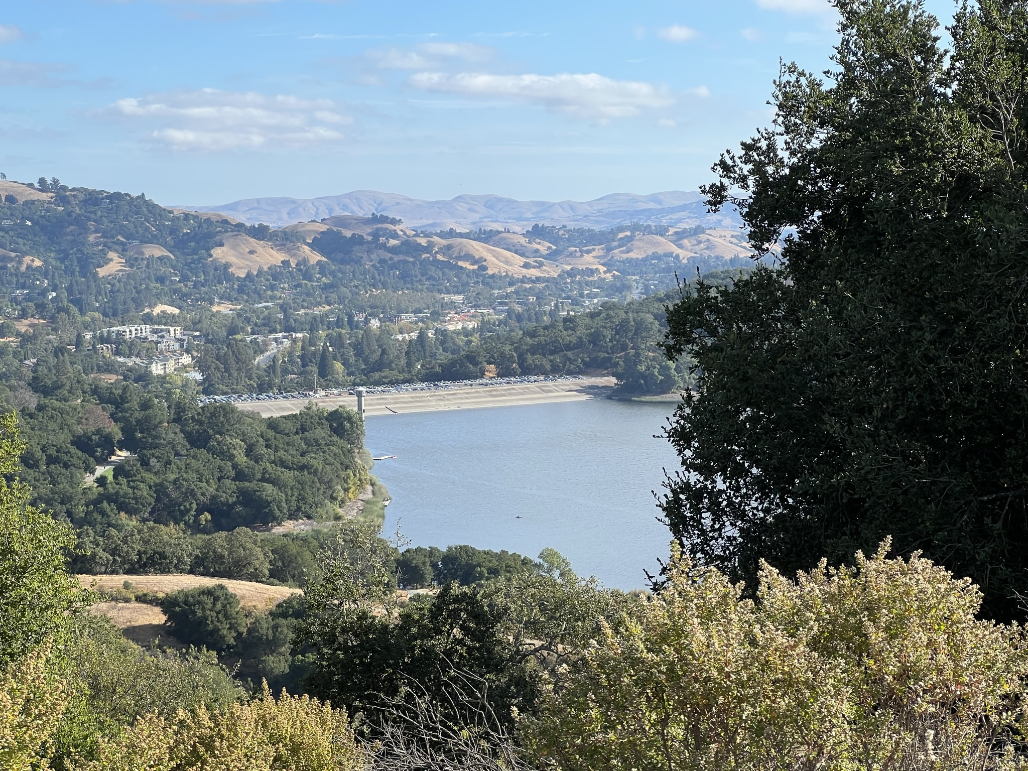 从山道上可以看到大湖全貌