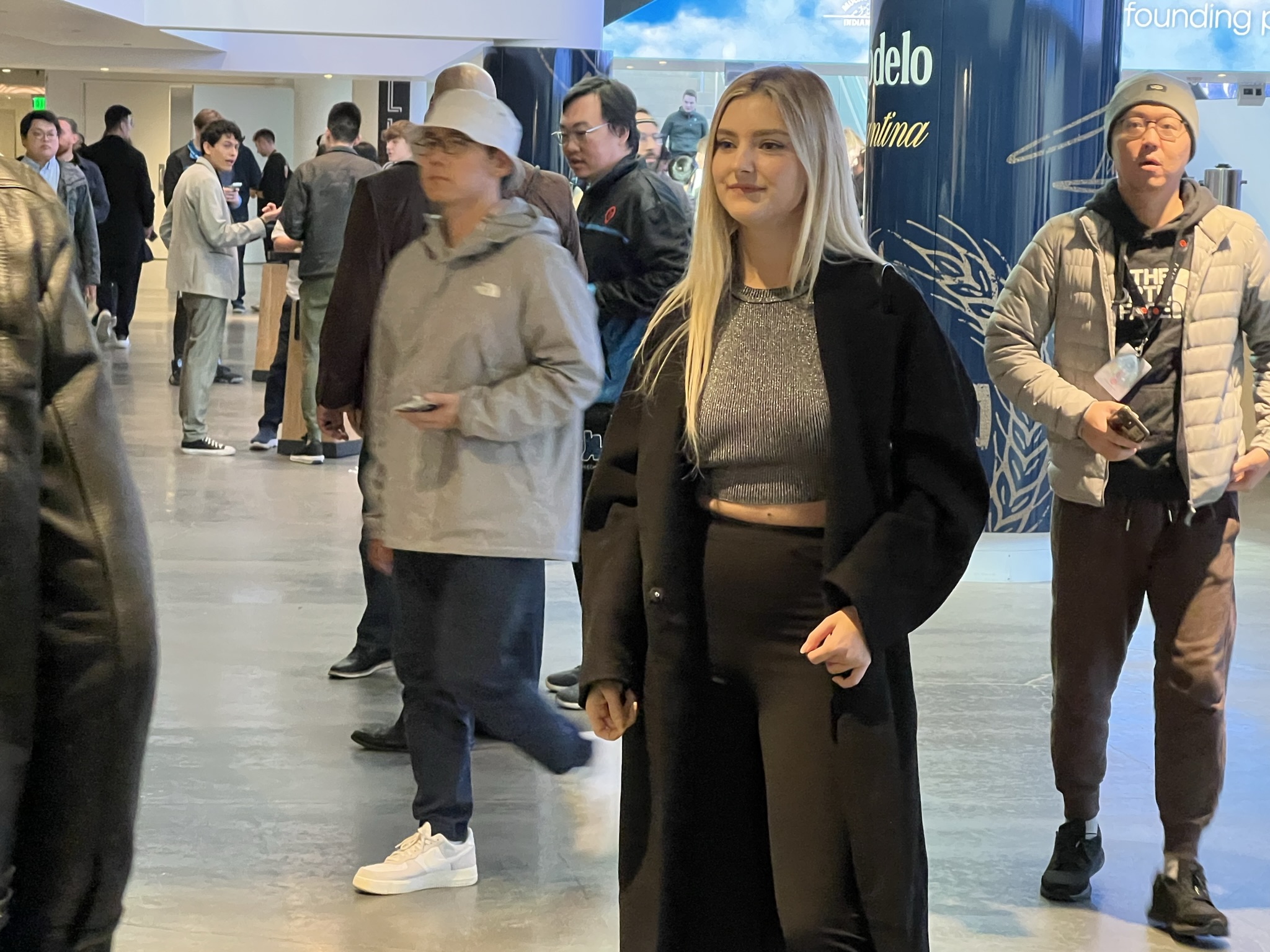 某著名动作演员，身材比网上看到的要健硕一些