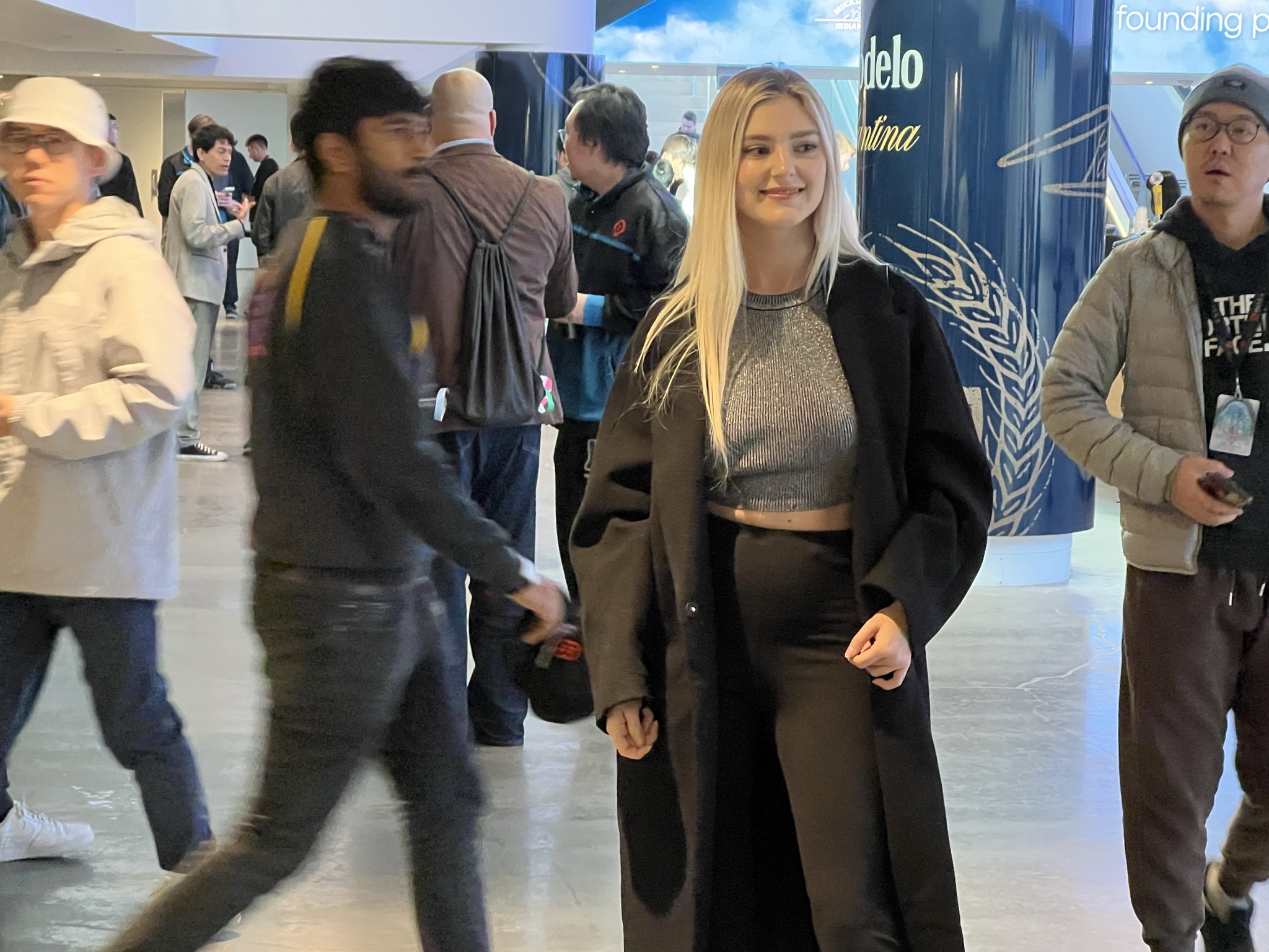 某著名动作演员，身材比网上看到的要健硕一些