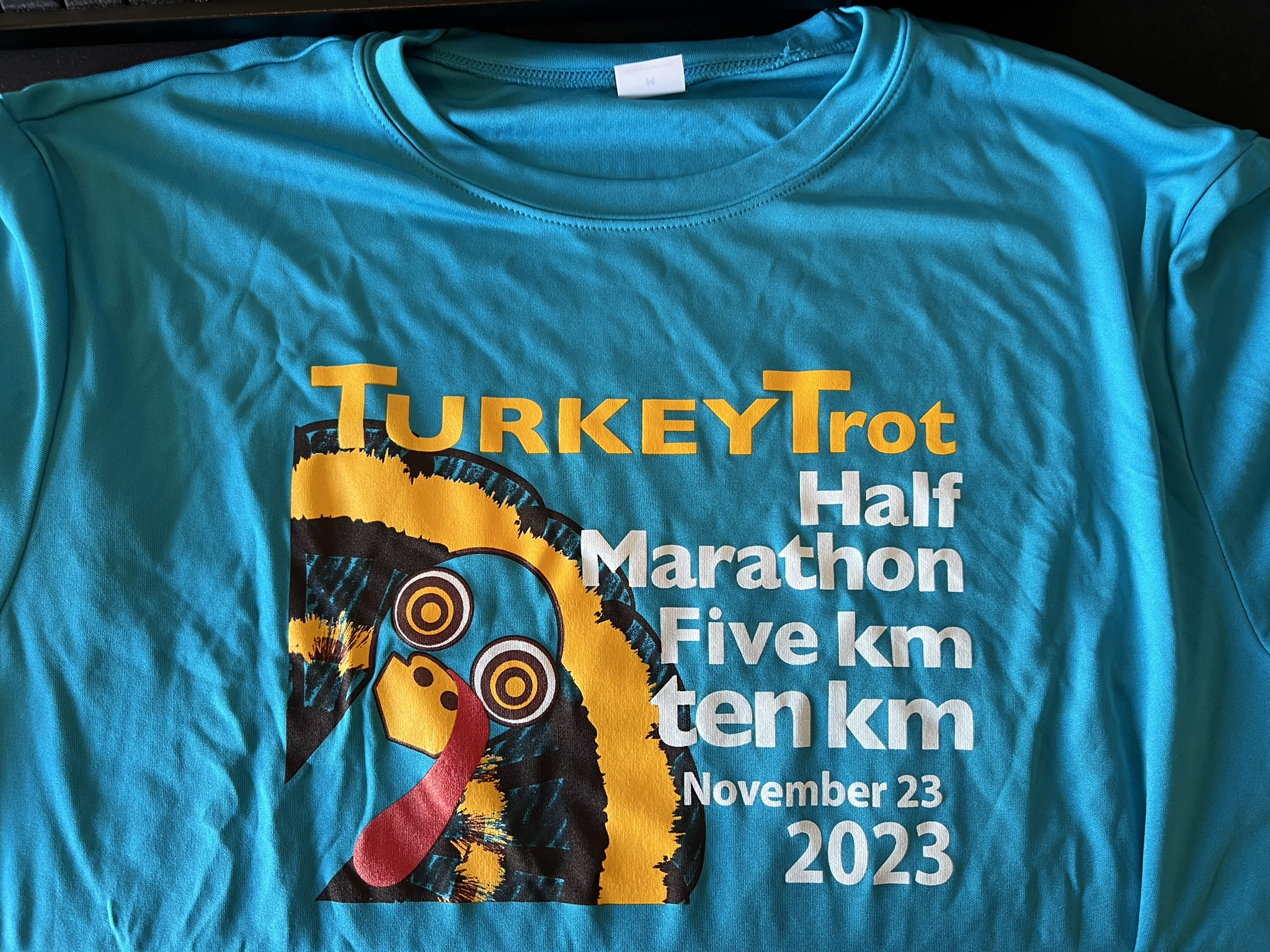 现在每个比赛都有 T 恤，以后估计自己也不用买品牌 T 恤了