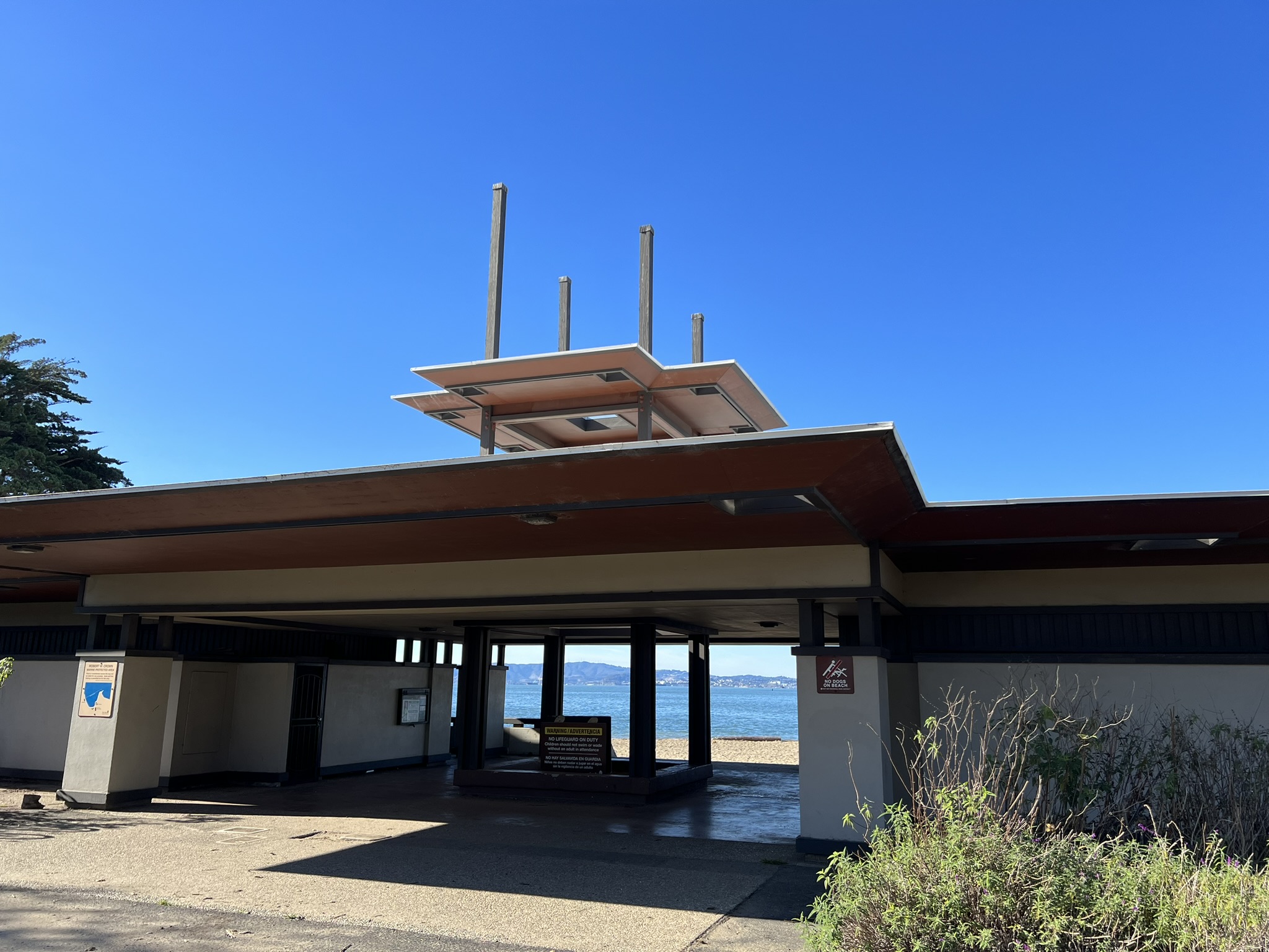 海滩边上的建筑