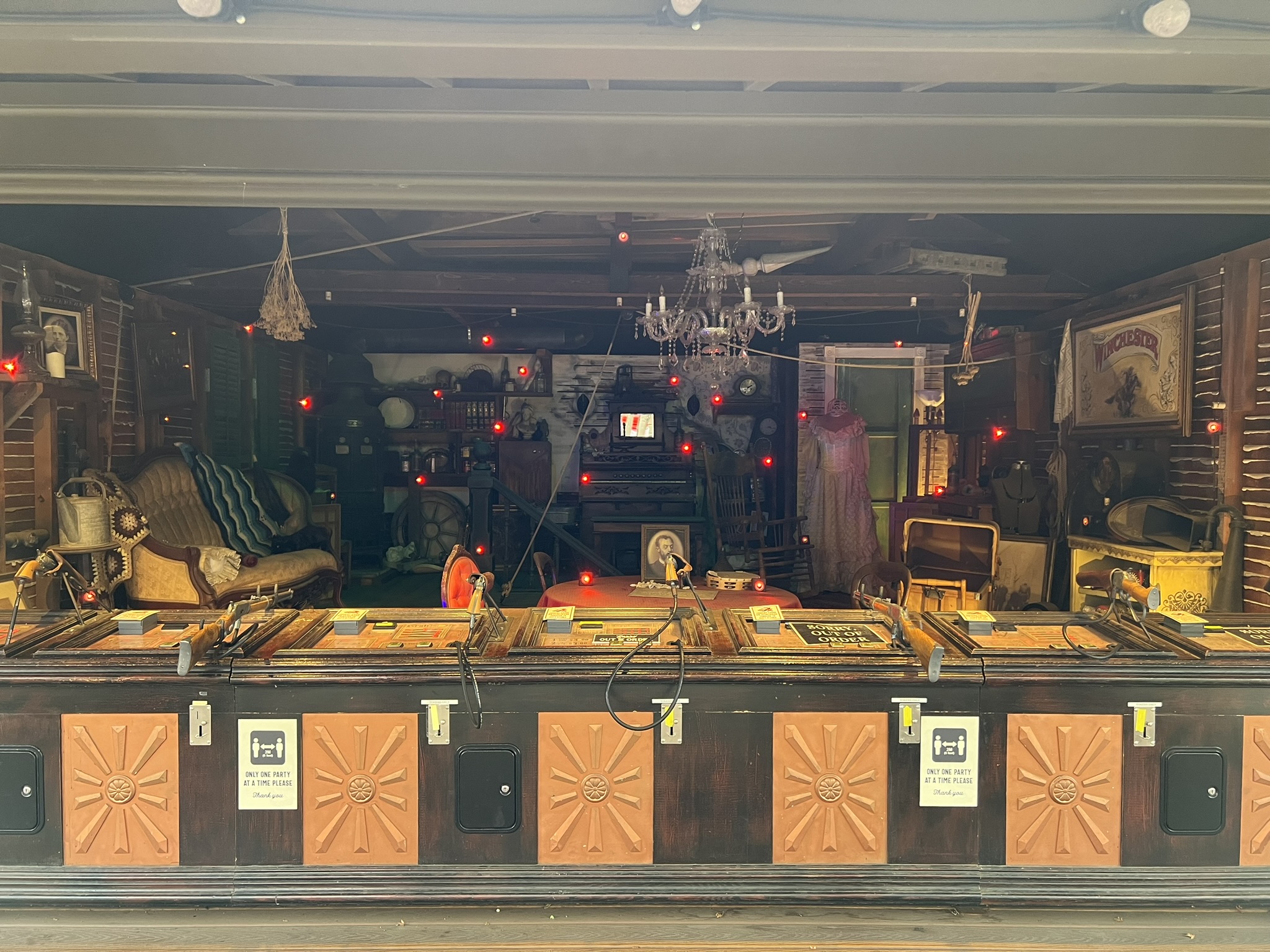 Sarah 丈夫的 Winchester 家族是生产著名的 Winchester 步枪的，用他们的枪“打靶”